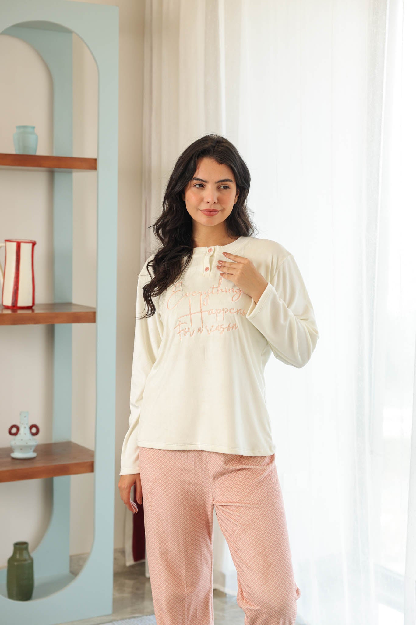 بيجاما قطيفه توب دانتيل مطرز بنطلون روتاري