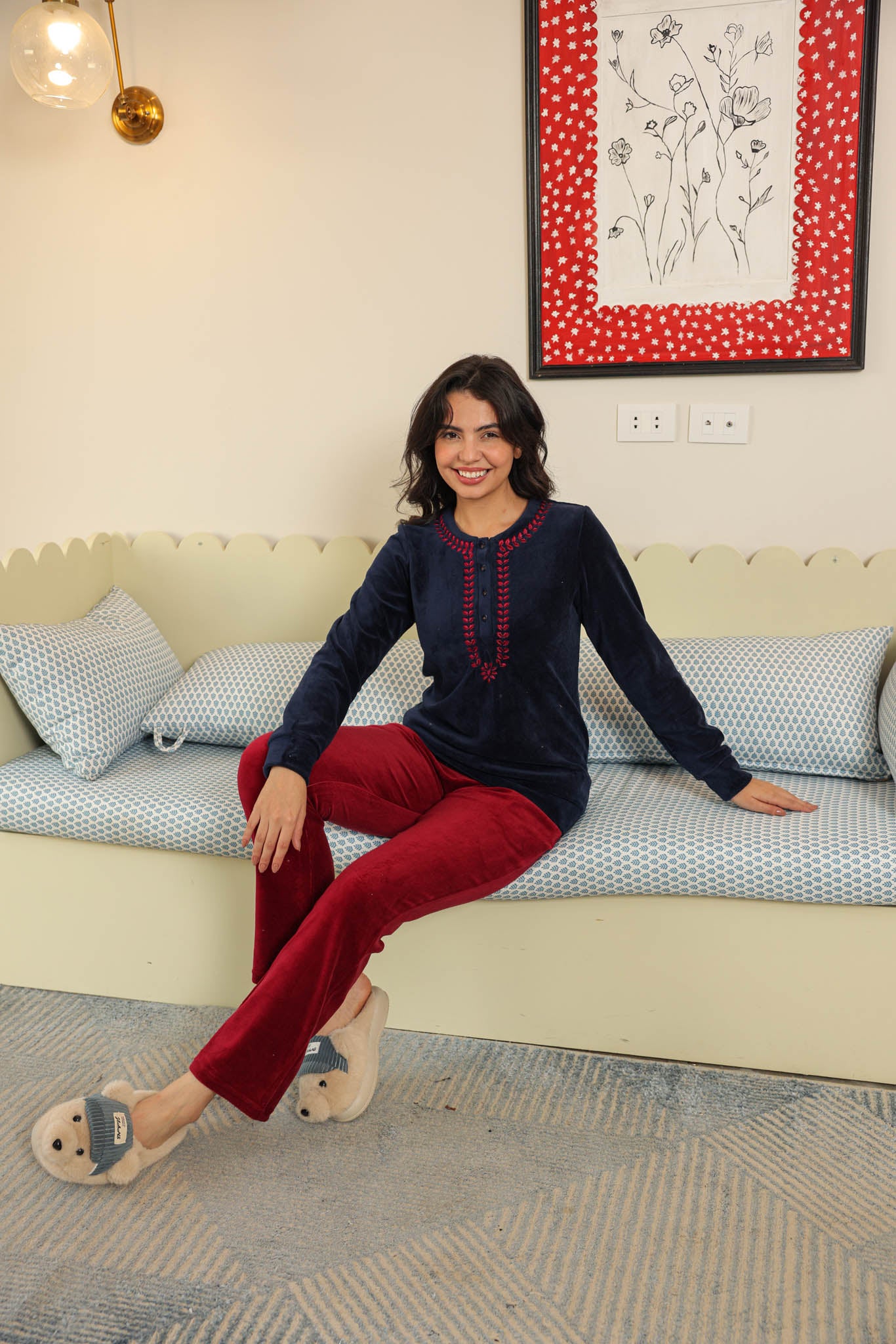 بيجاما قطيفه رقبه مدوره بمرد مطرز علي الرقبه