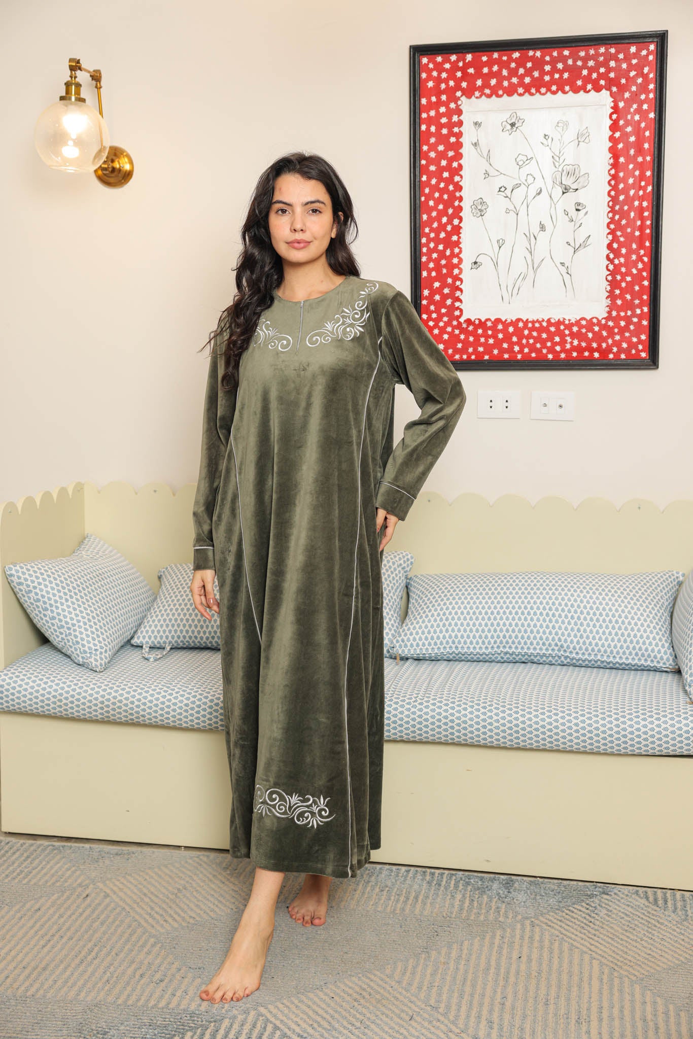 قميص حريمي قطيفه ساده مطرز بسوسته