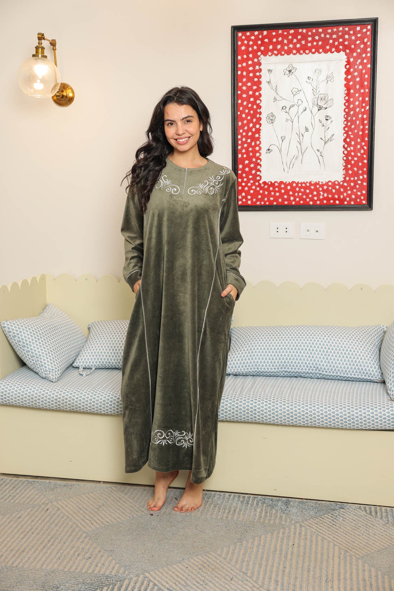 قميص حريمي قطيفه ساده مطرز بسوسته