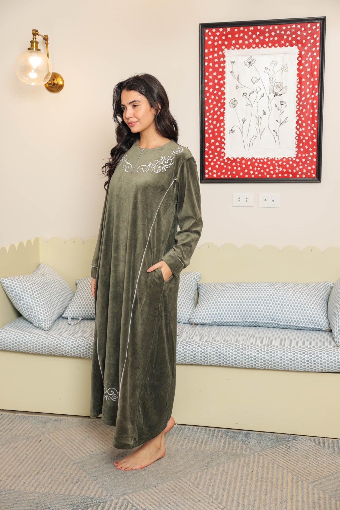 قميص حريمي قطيفه ساده مطرز بسوسته