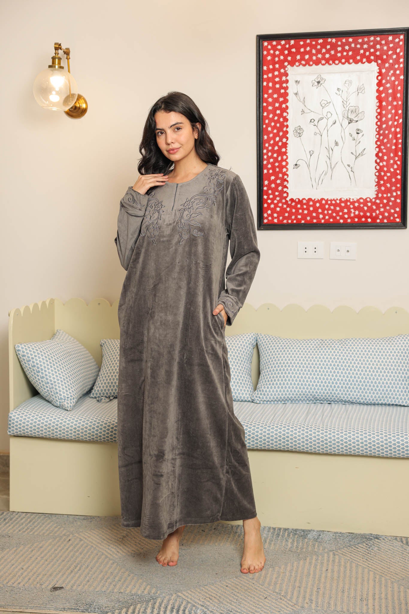 قميص حريمي قطيفه ساده مطرز بسوسته