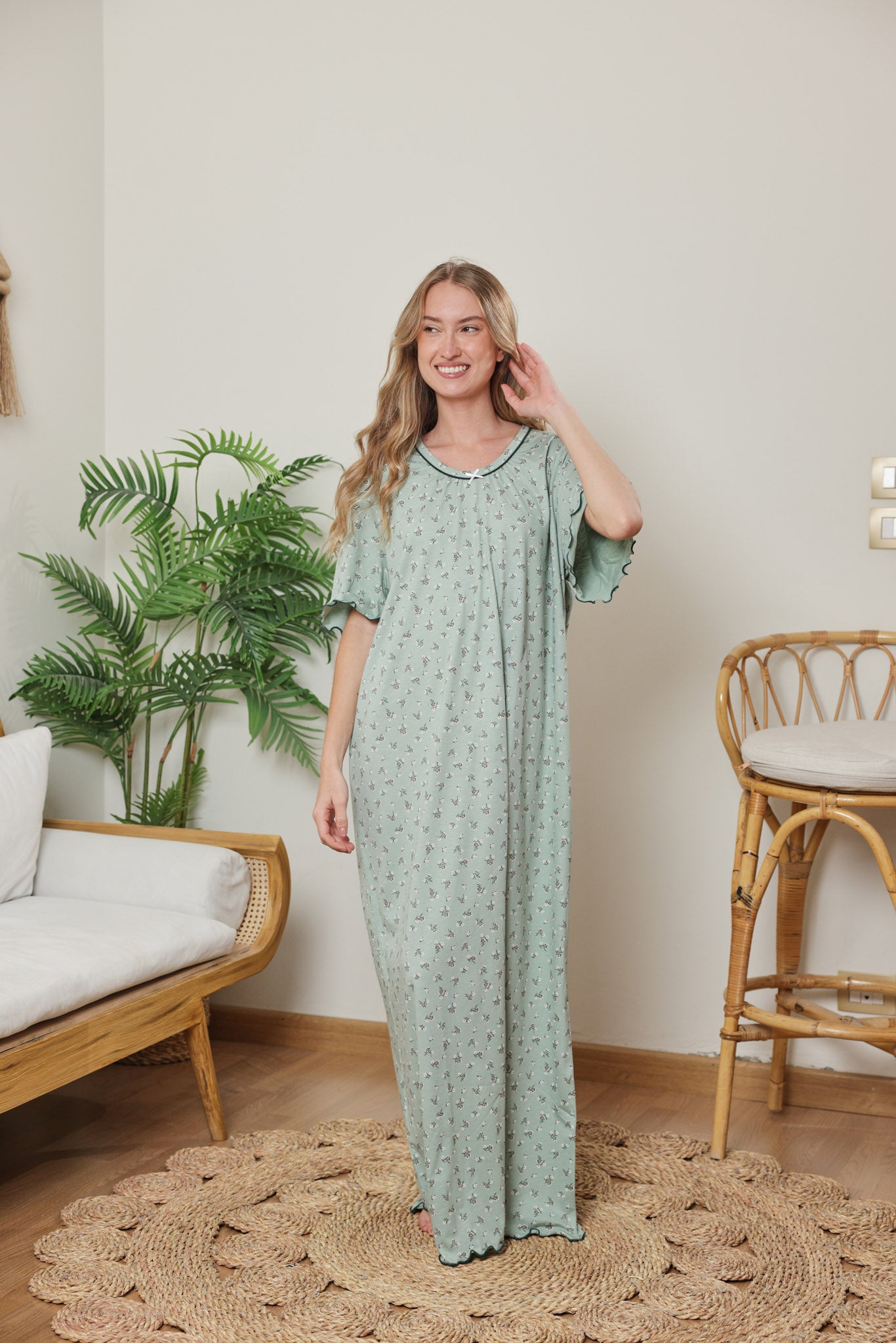 قميص حريمي نص كم مطبوع ورده