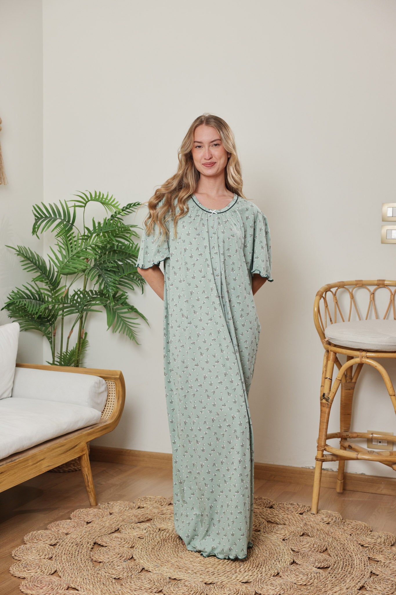 قميص حريمي نص كم مطبوع ورده