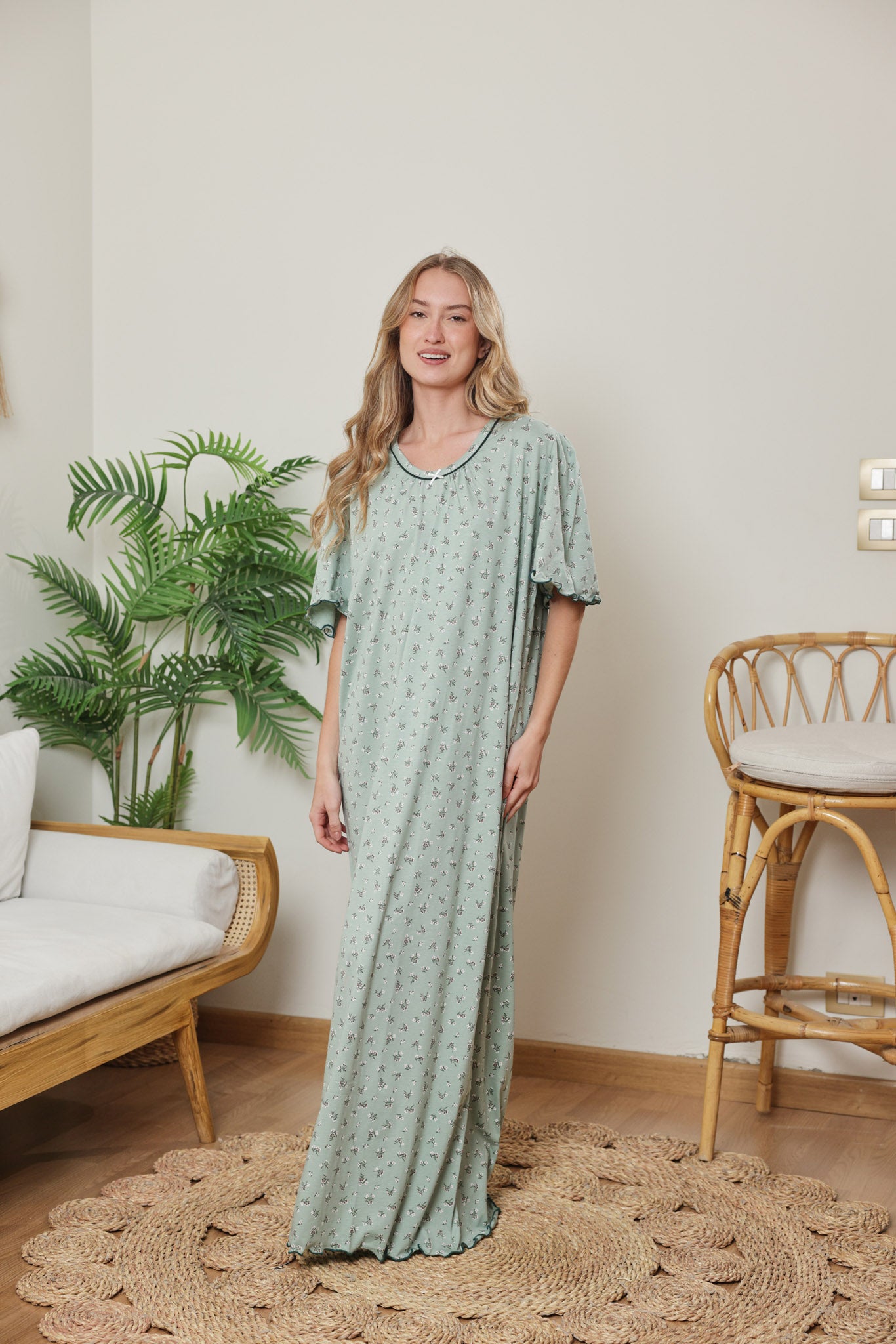 قميص حريمي نص كم مطبوع ورده