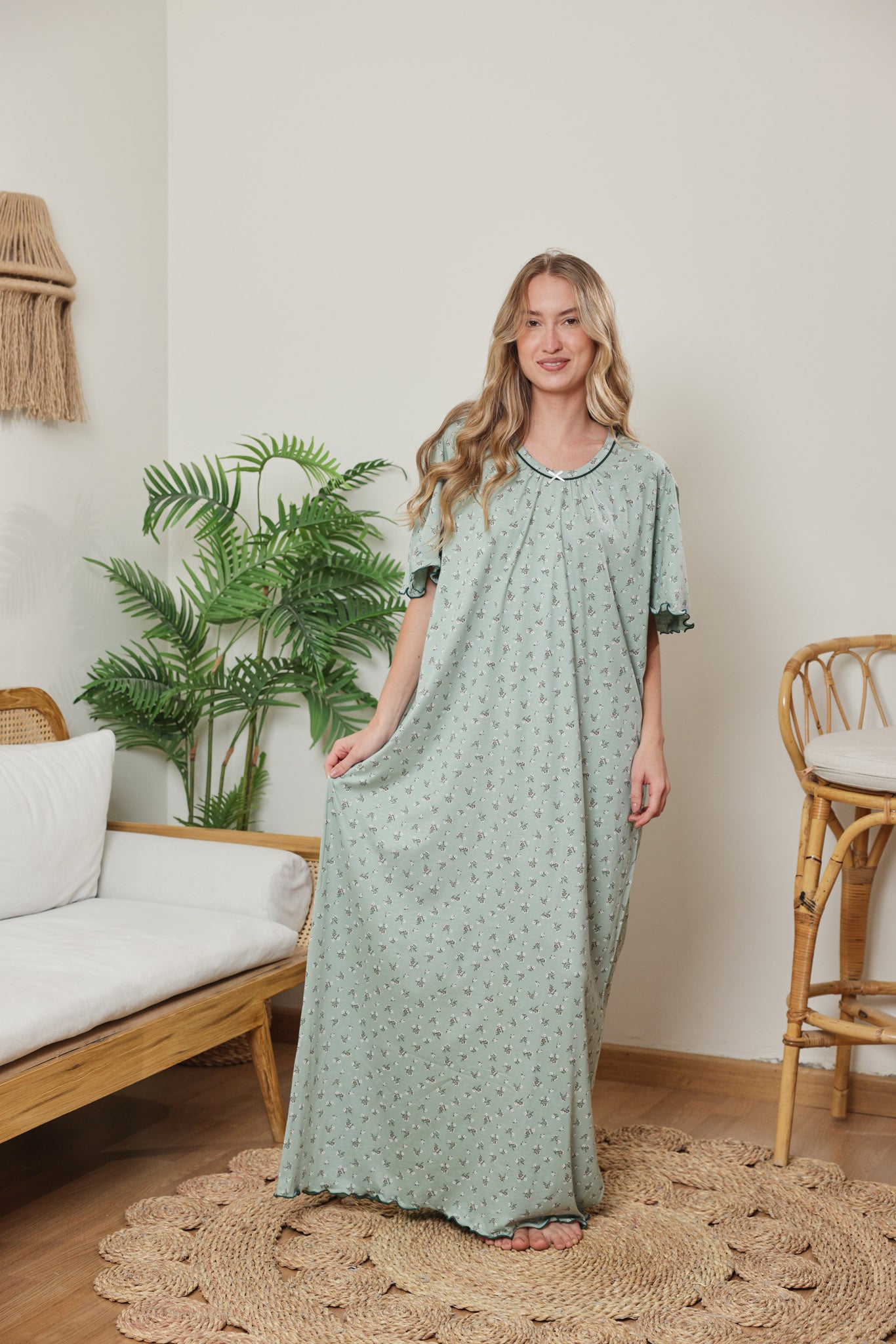 قميص حريمي نص كم مطبوع ورده