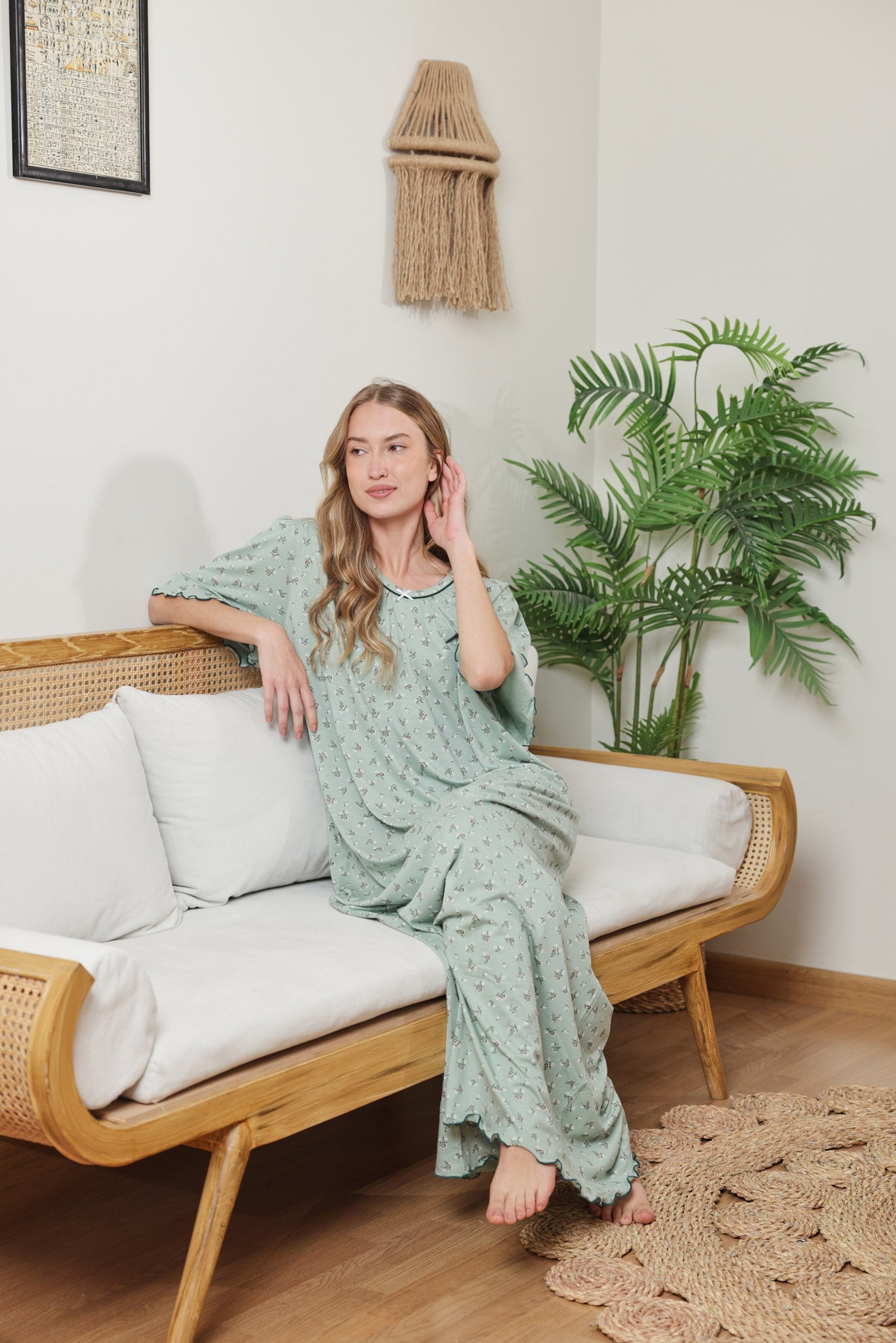 قميص حريمي نص كم مطبوع ورده