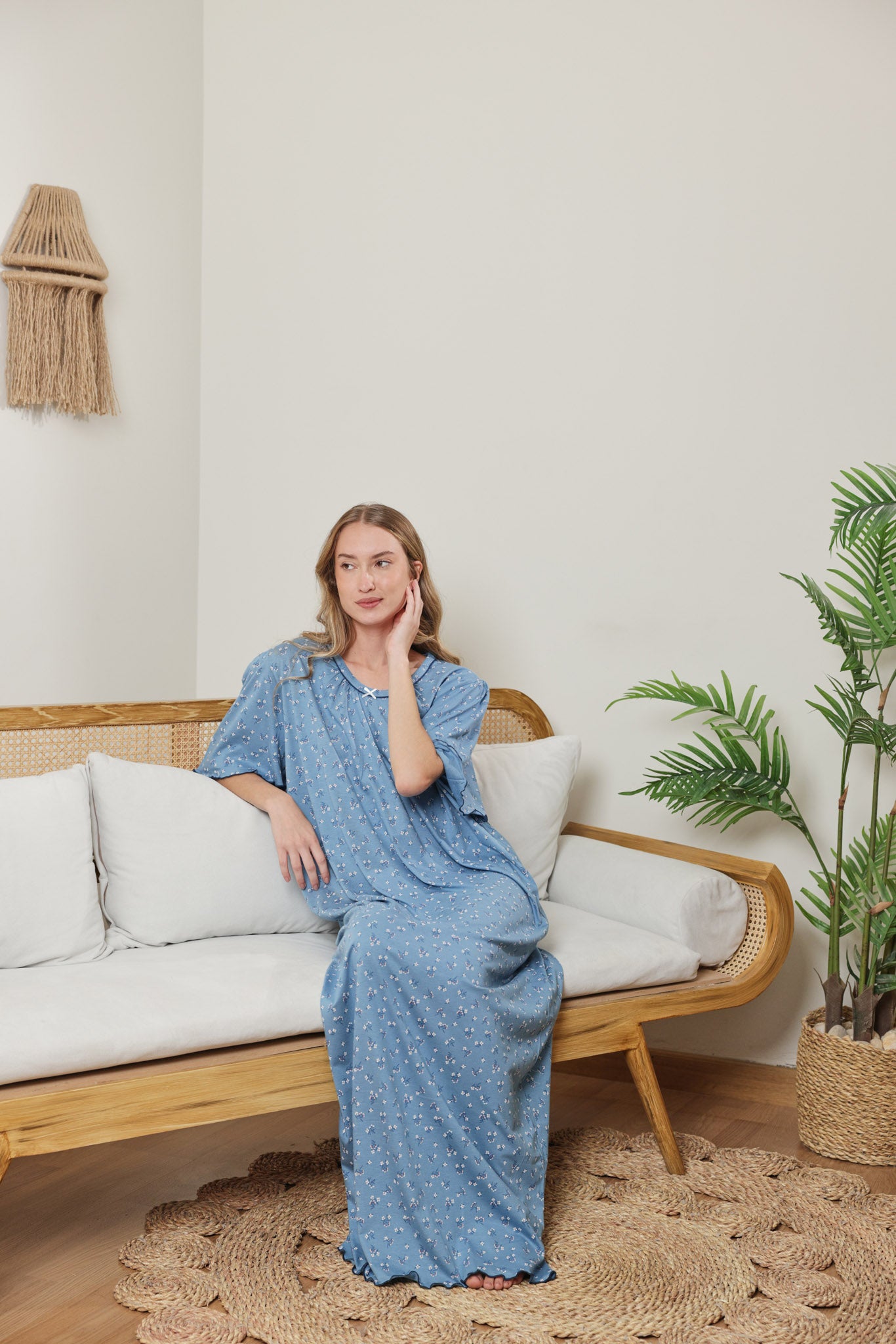 قميص حريمي نص كم مطبوع ورده