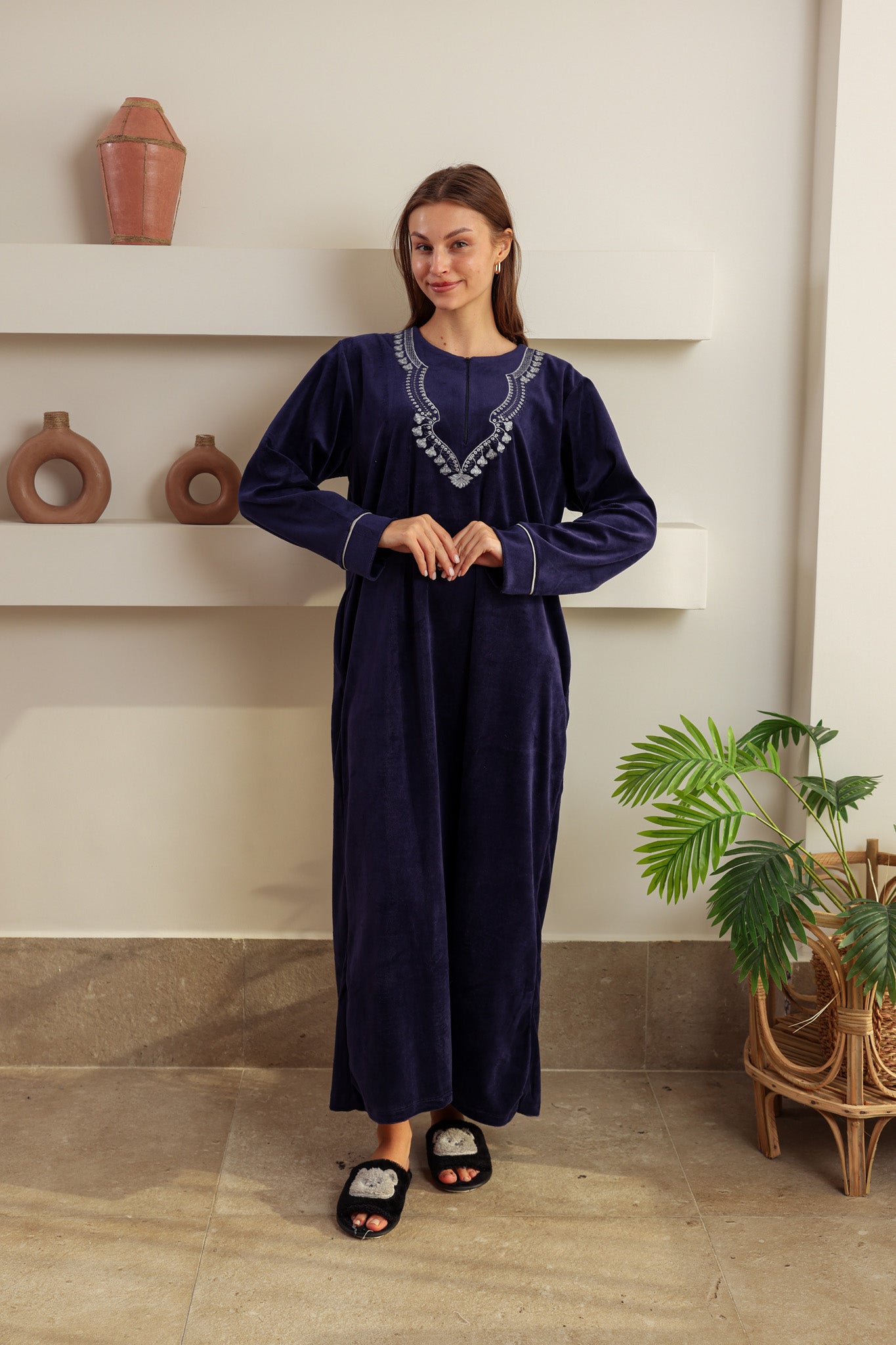 جلابيه قطيفه ساده مطرز بسوسته