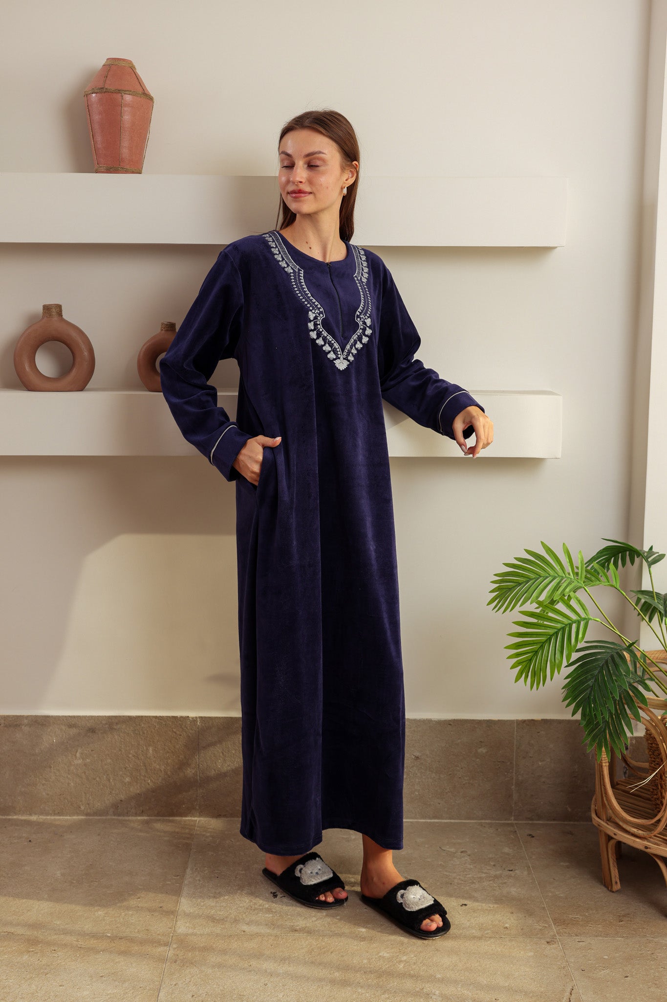 جلابيه قطيفه ساده مطرز بسوسته