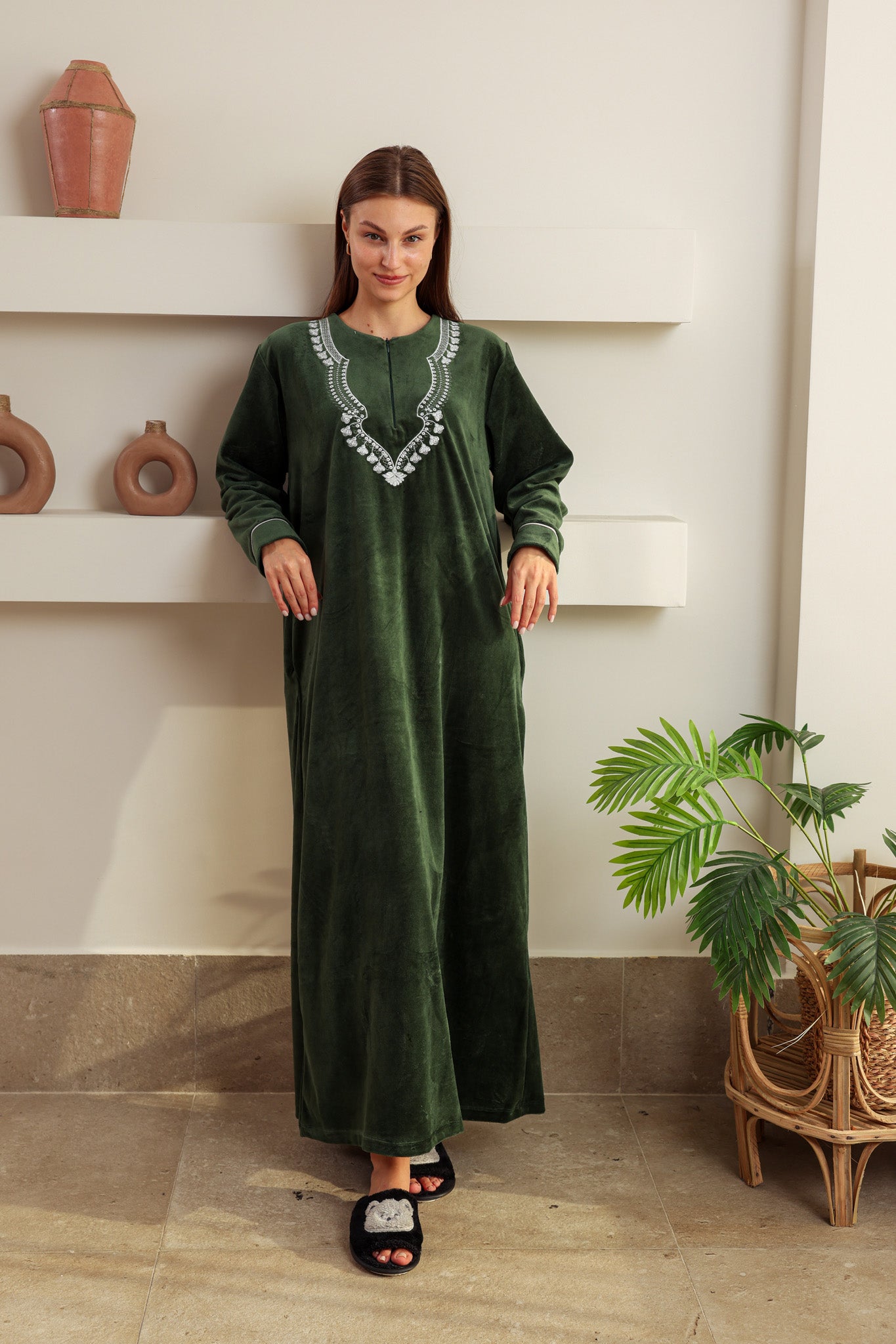 جلابيه قطيفه ساده مطرز بسوسته