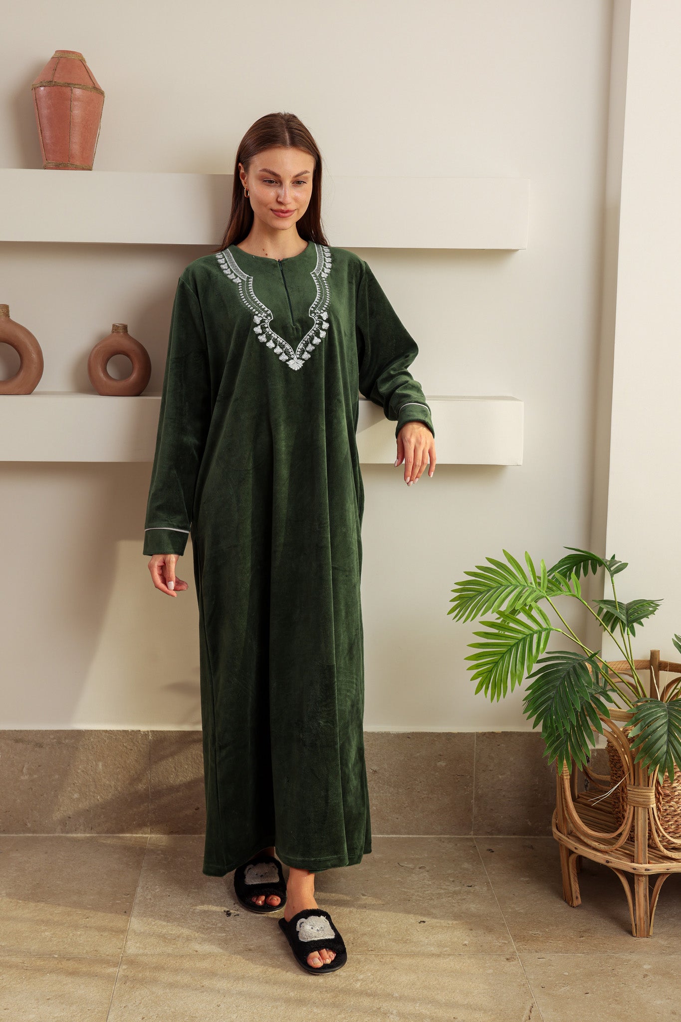 جلابيه قطيفه ساده مطرز بسوسته