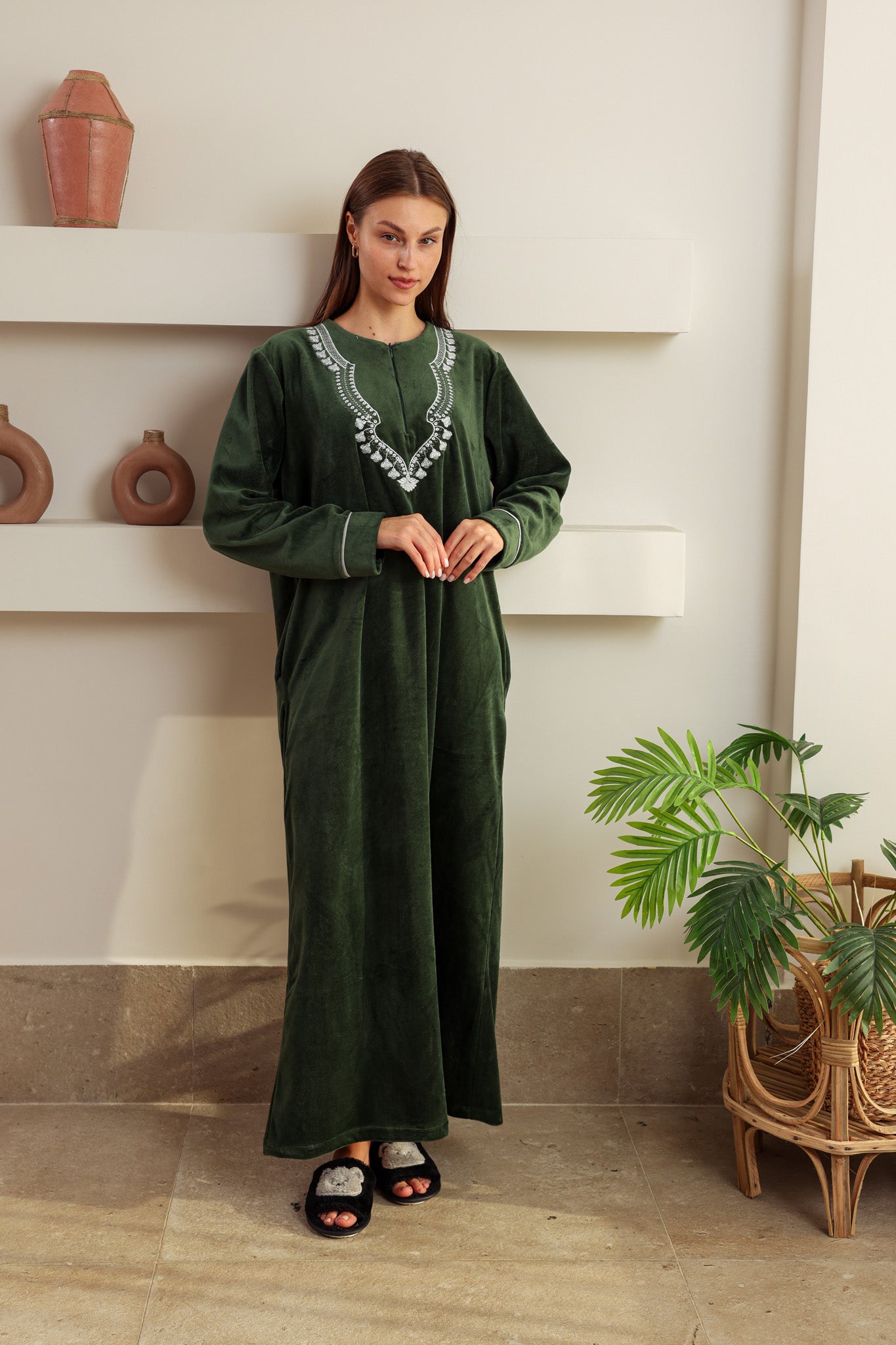 جلابيه قطيفه ساده مطرز بسوسته