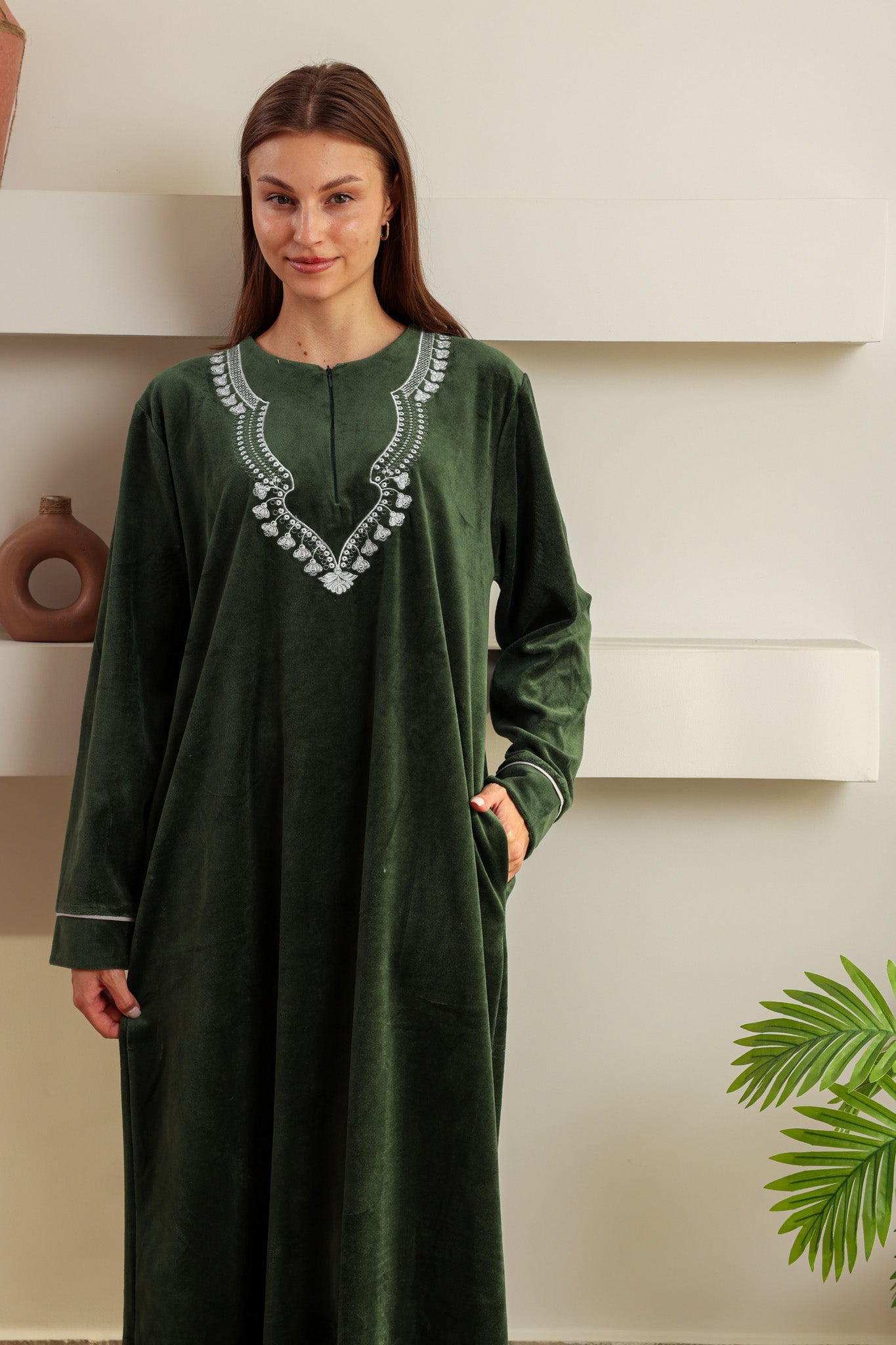 جلابيه قطيفه ساده مطرز بسوسته