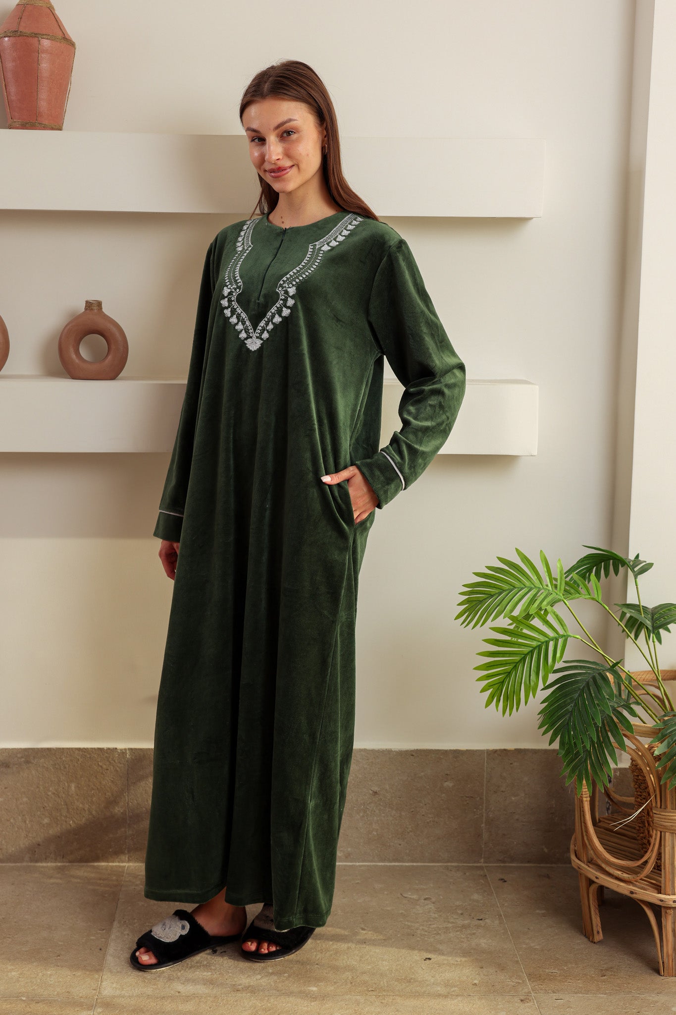 جلابيه قطيفه ساده مطرز بسوسته