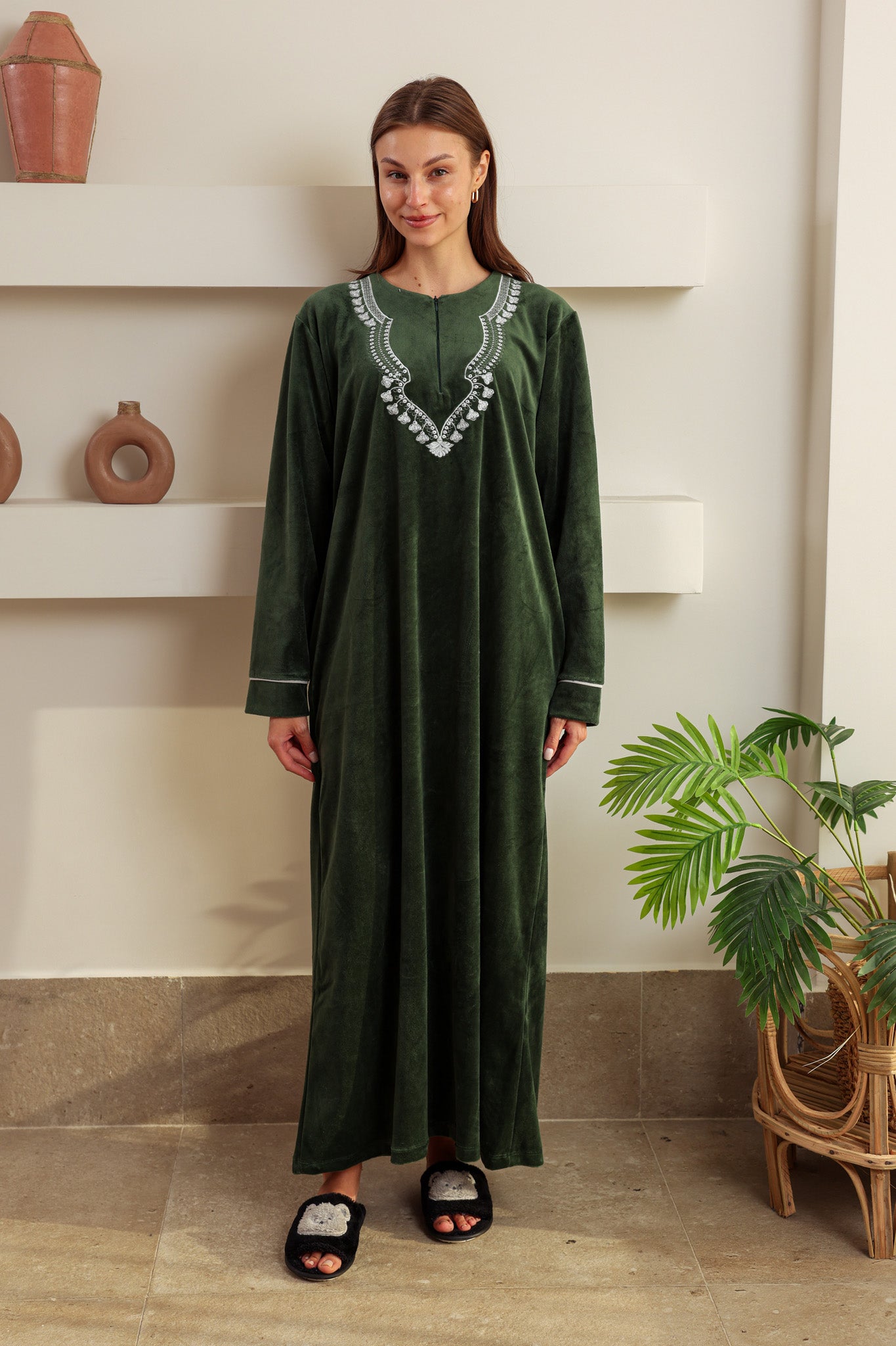 جلابيه قطيفه ساده مطرز بسوسته