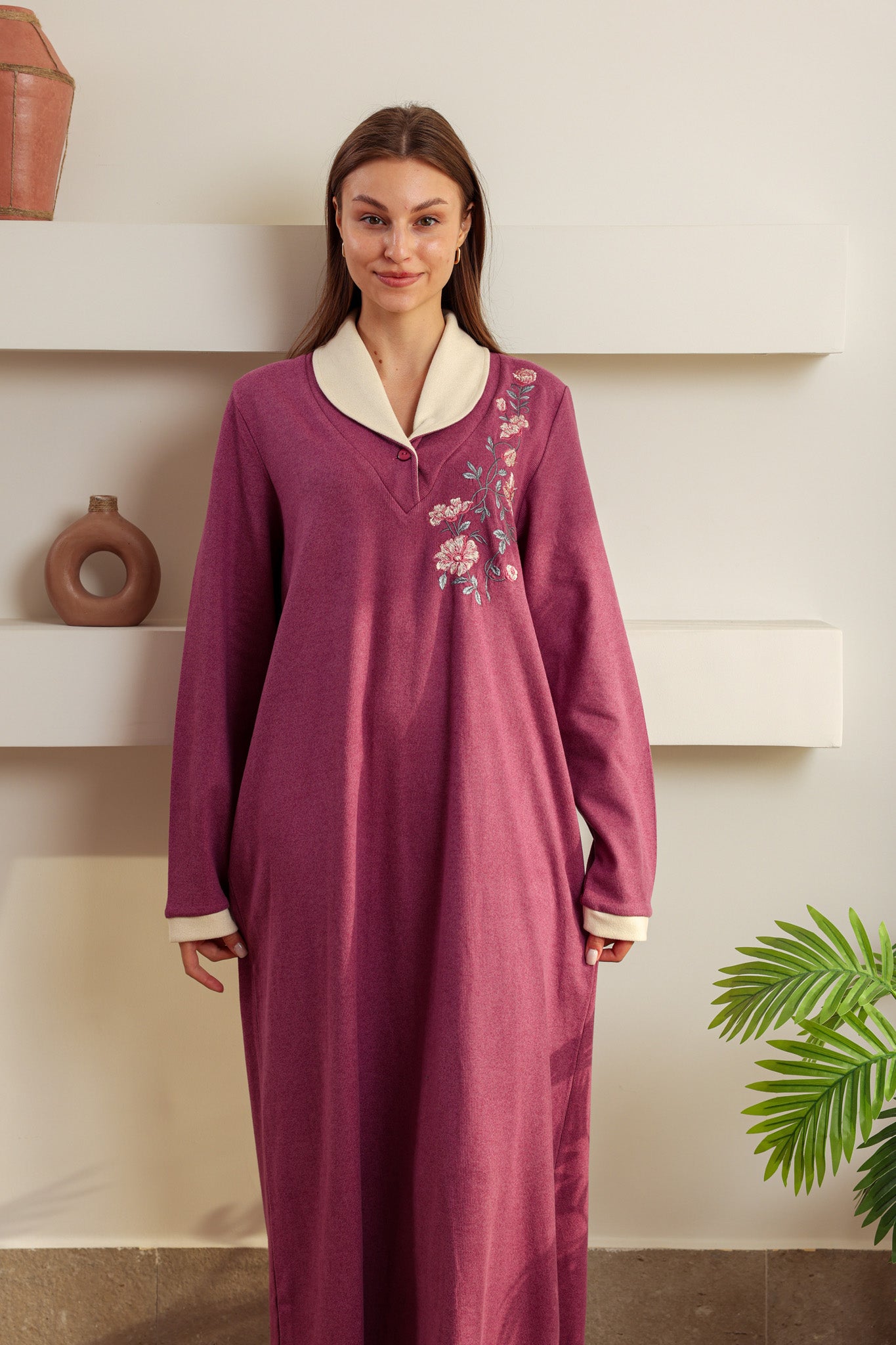 قميص كاشمير كول شال مطرز فروع علي الصدر