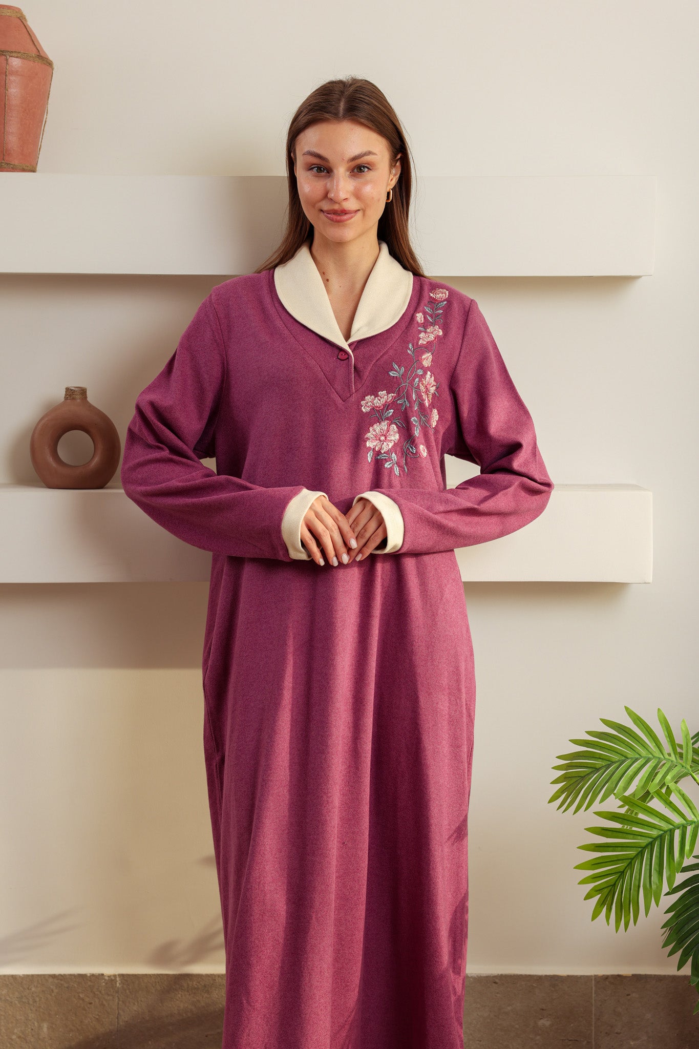 قميص كاشمير كول شال مطرز فروع علي الصدر