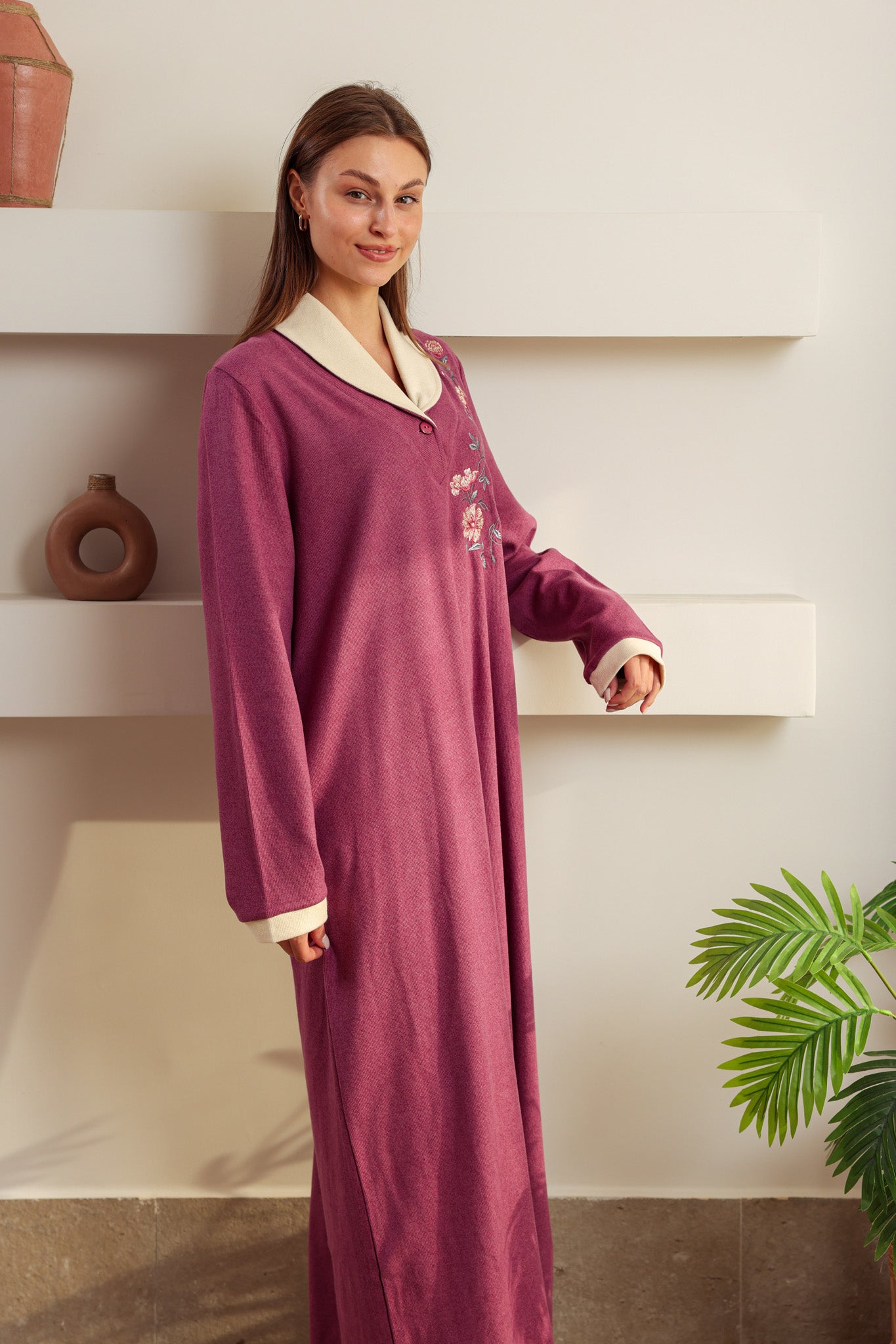 قميص كاشمير كول شال مطرز فروع علي الصدر