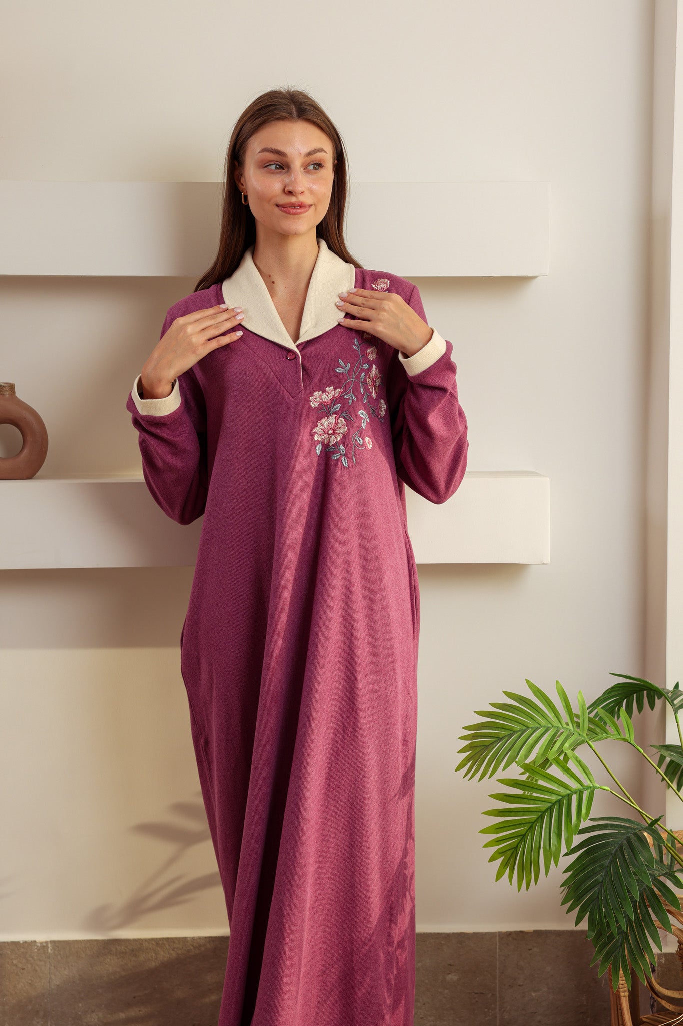 قميص كاشمير كول شال مطرز فروع علي الصدر