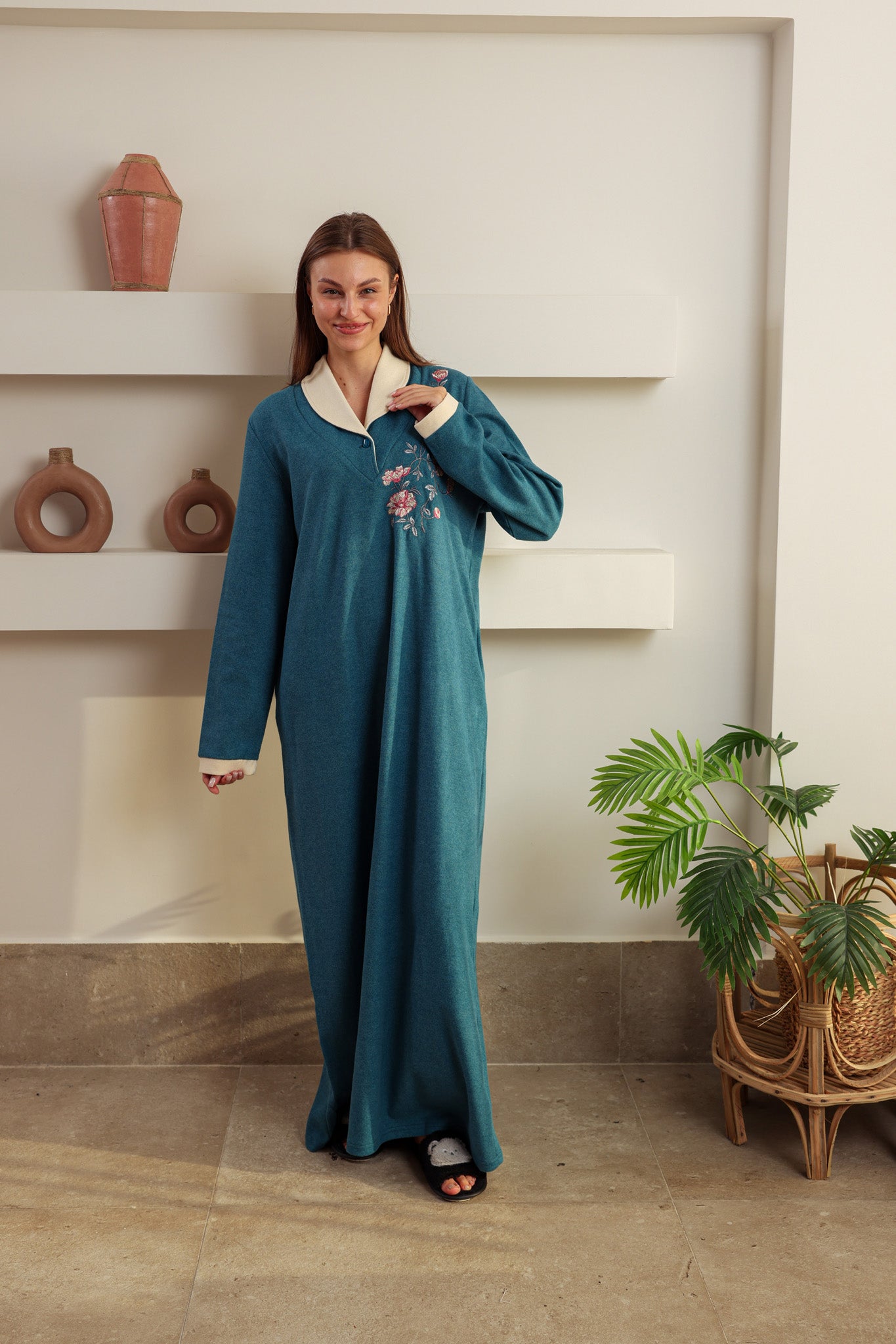 قميص كاشمير كول شال مطرز فروع علي الصدر