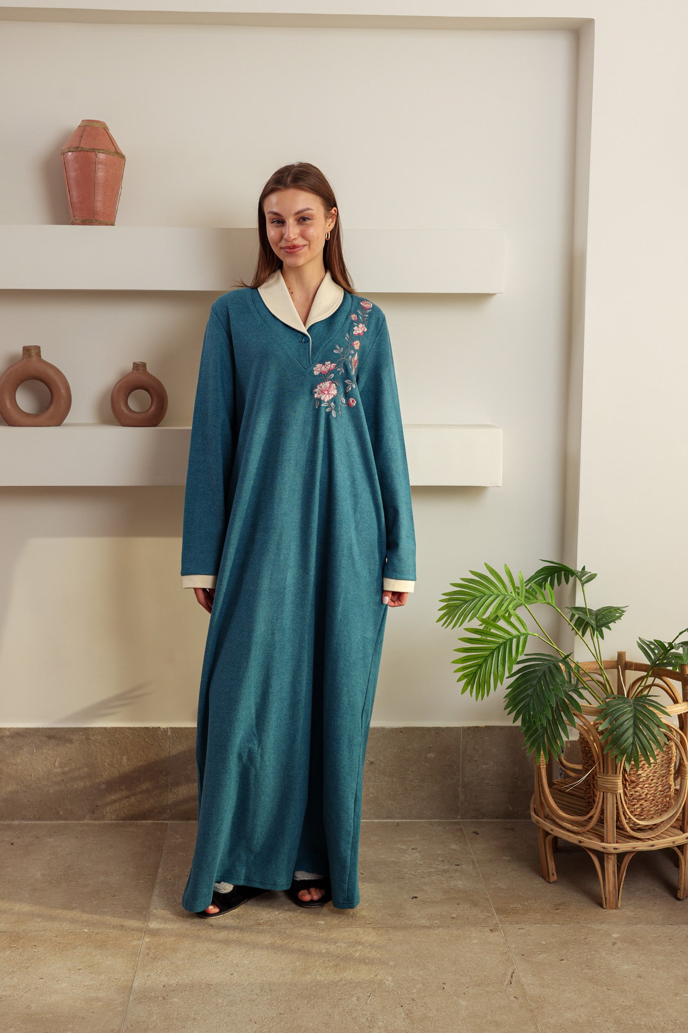 قميص كاشمير كول شال مطرز فروع علي الصدر