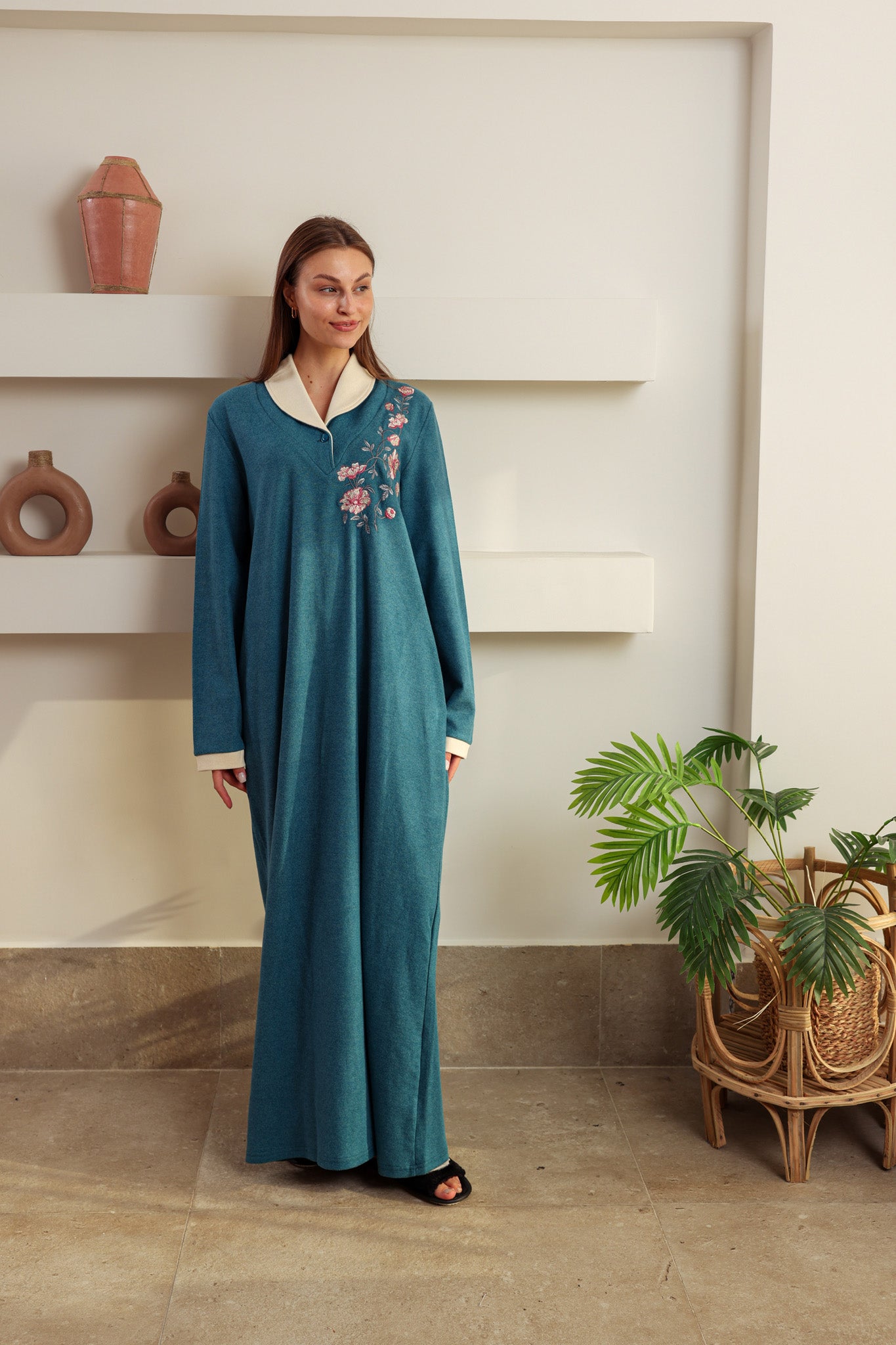 قميص كاشمير كول شال مطرز فروع علي الصدر