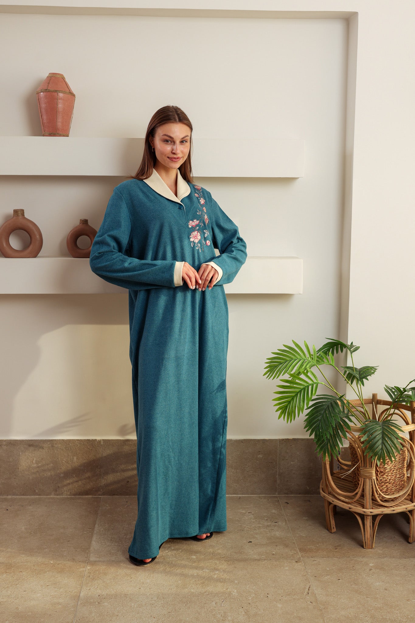 قميص كاشمير كول شال مطرز فروع علي الصدر