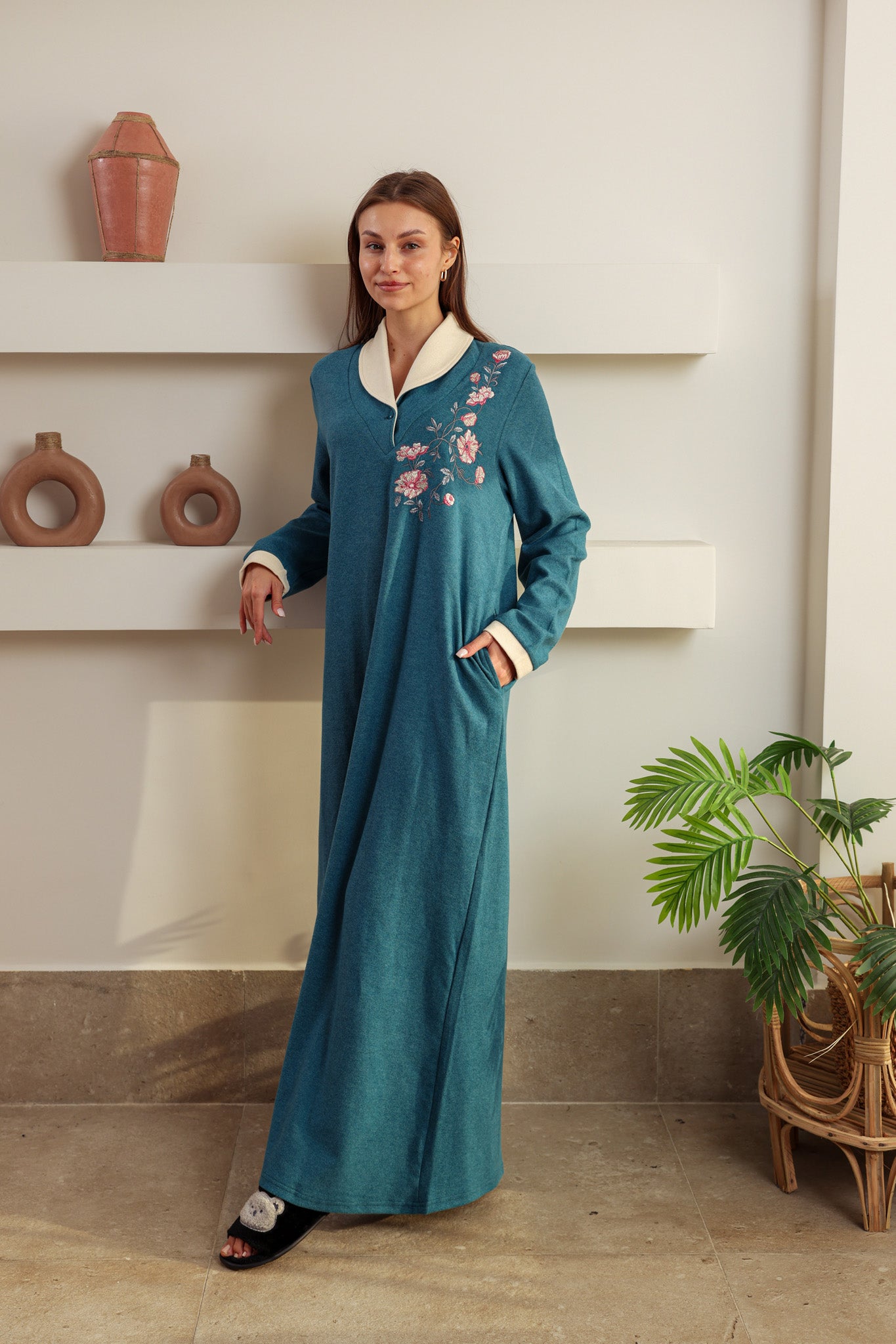 قميص كاشمير كول شال مطرز فروع علي الصدر