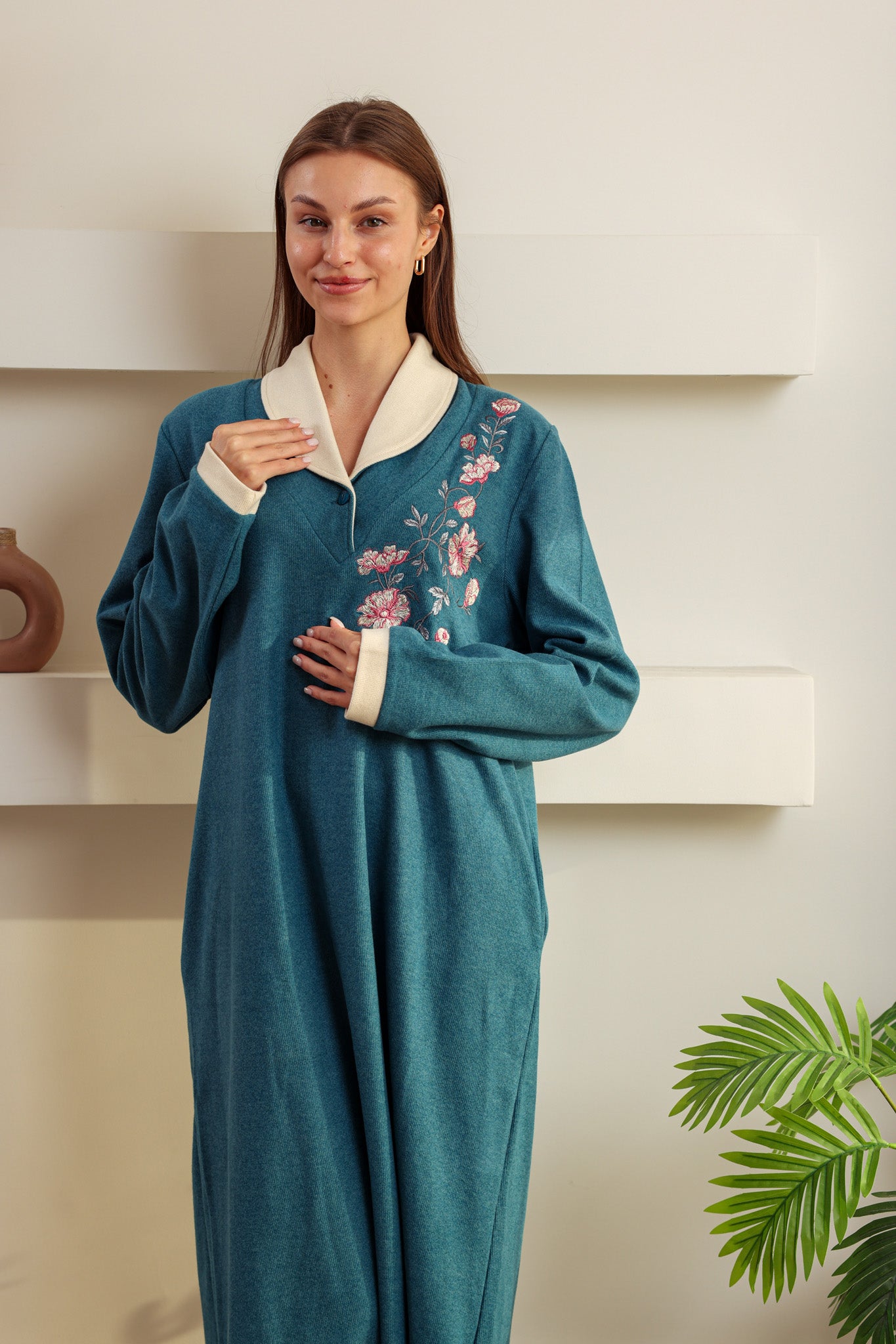 قميص كاشمير كول شال مطرز فروع علي الصدر