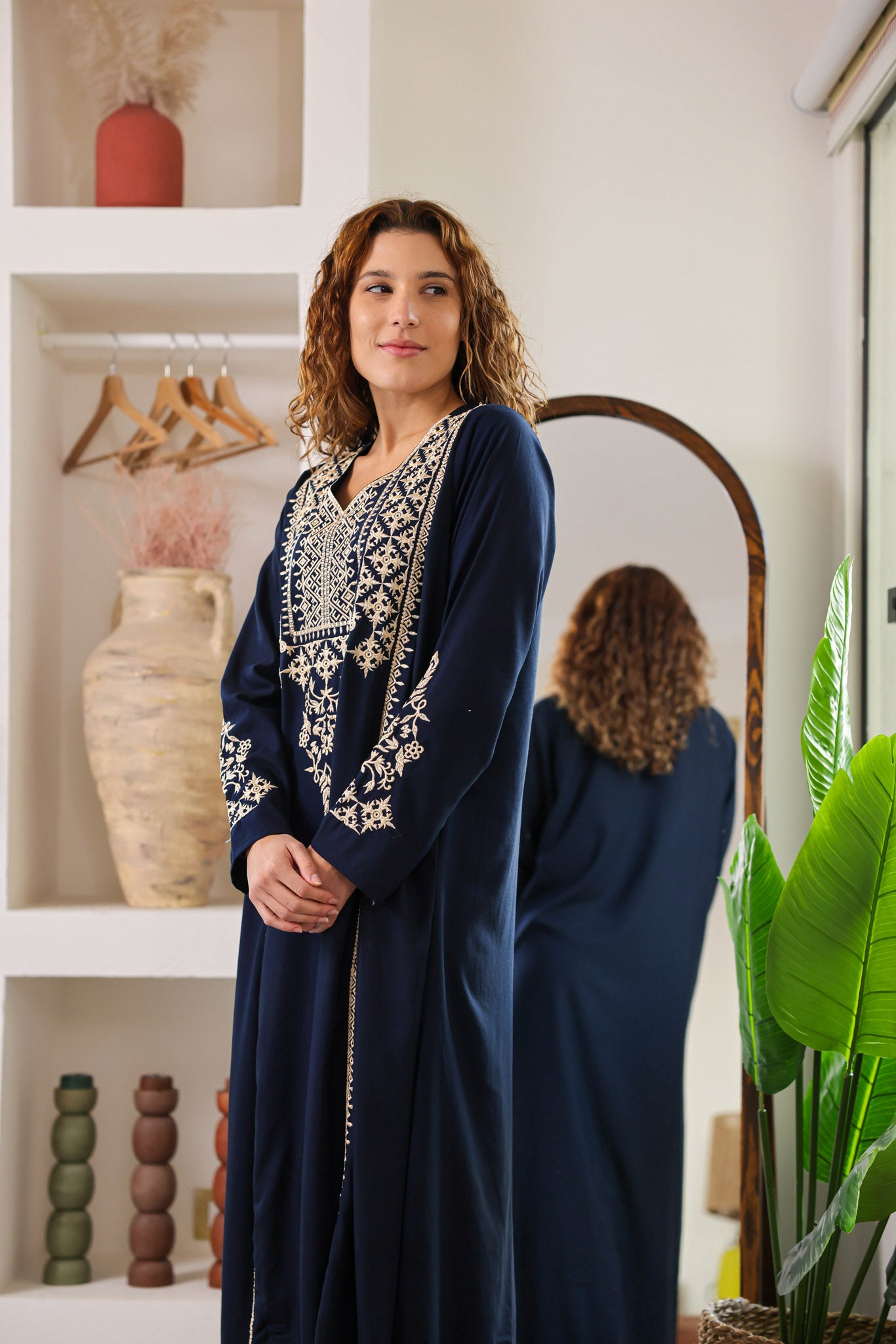 قميص داكرون ساده بكم مطرز