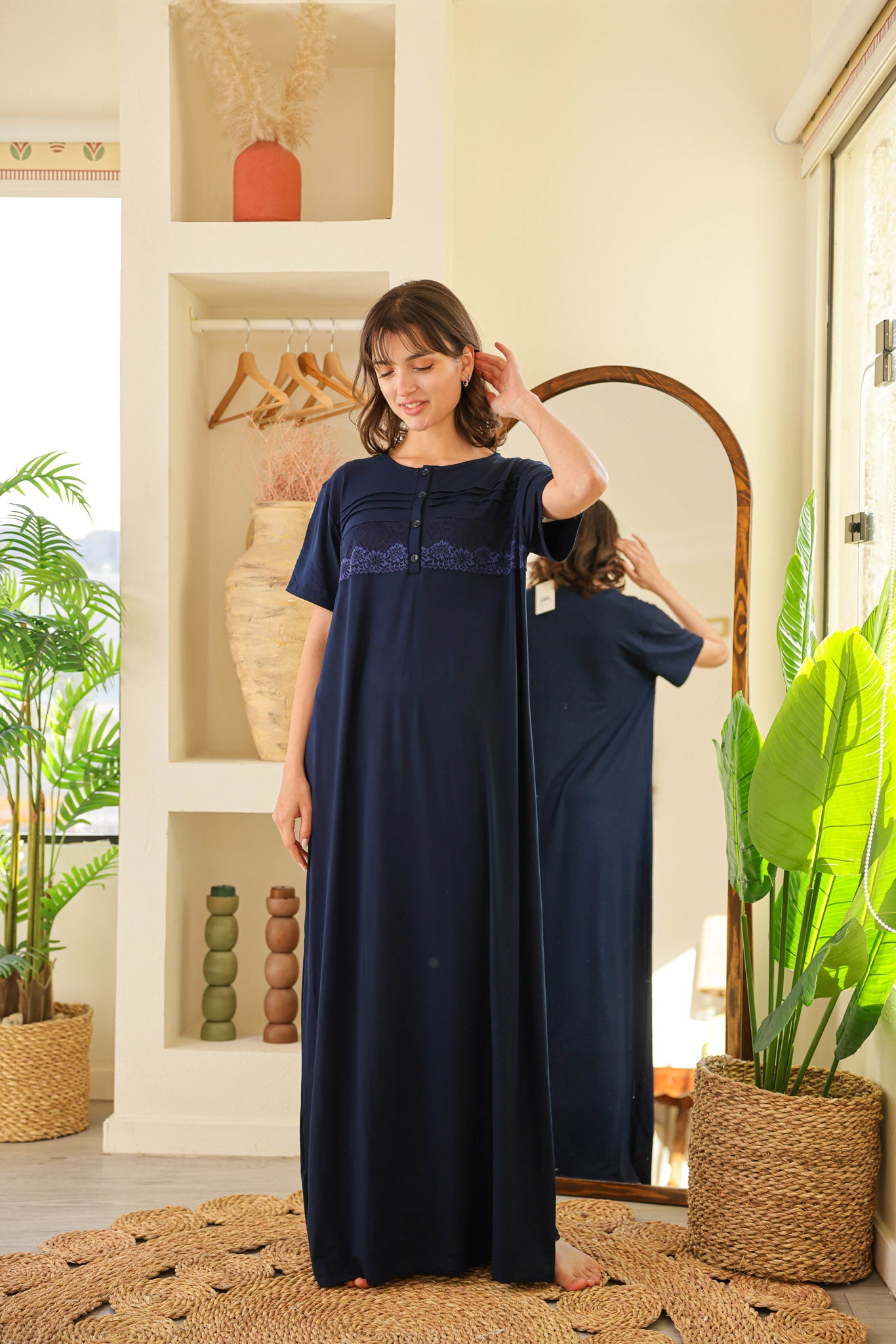 جلابيه نص كم جنصات ودانتيل علي الصدر بباندا وزراير