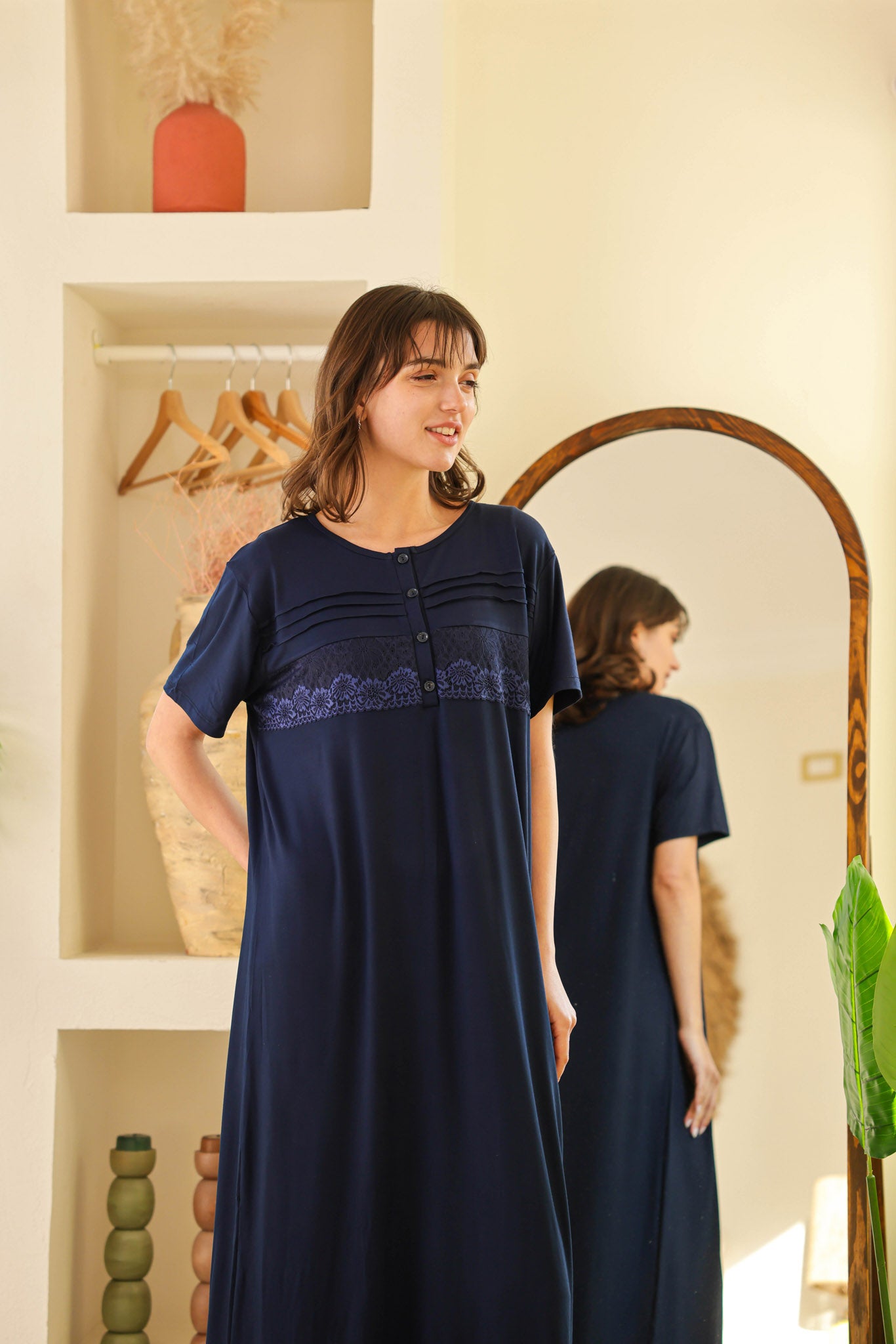 جلابيه نص كم جنصات ودانتيل علي الصدر بباندا وزراير