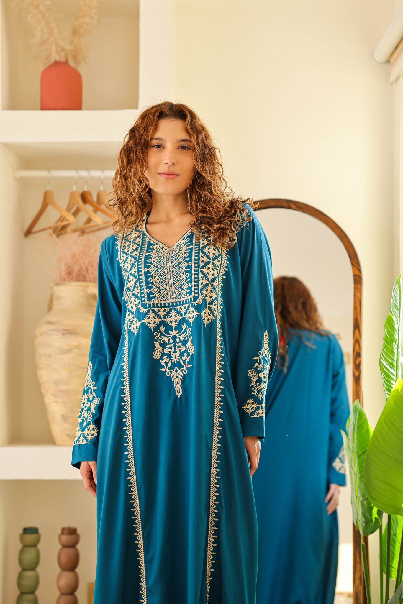 قميص داكرون ساده بكم مطرز