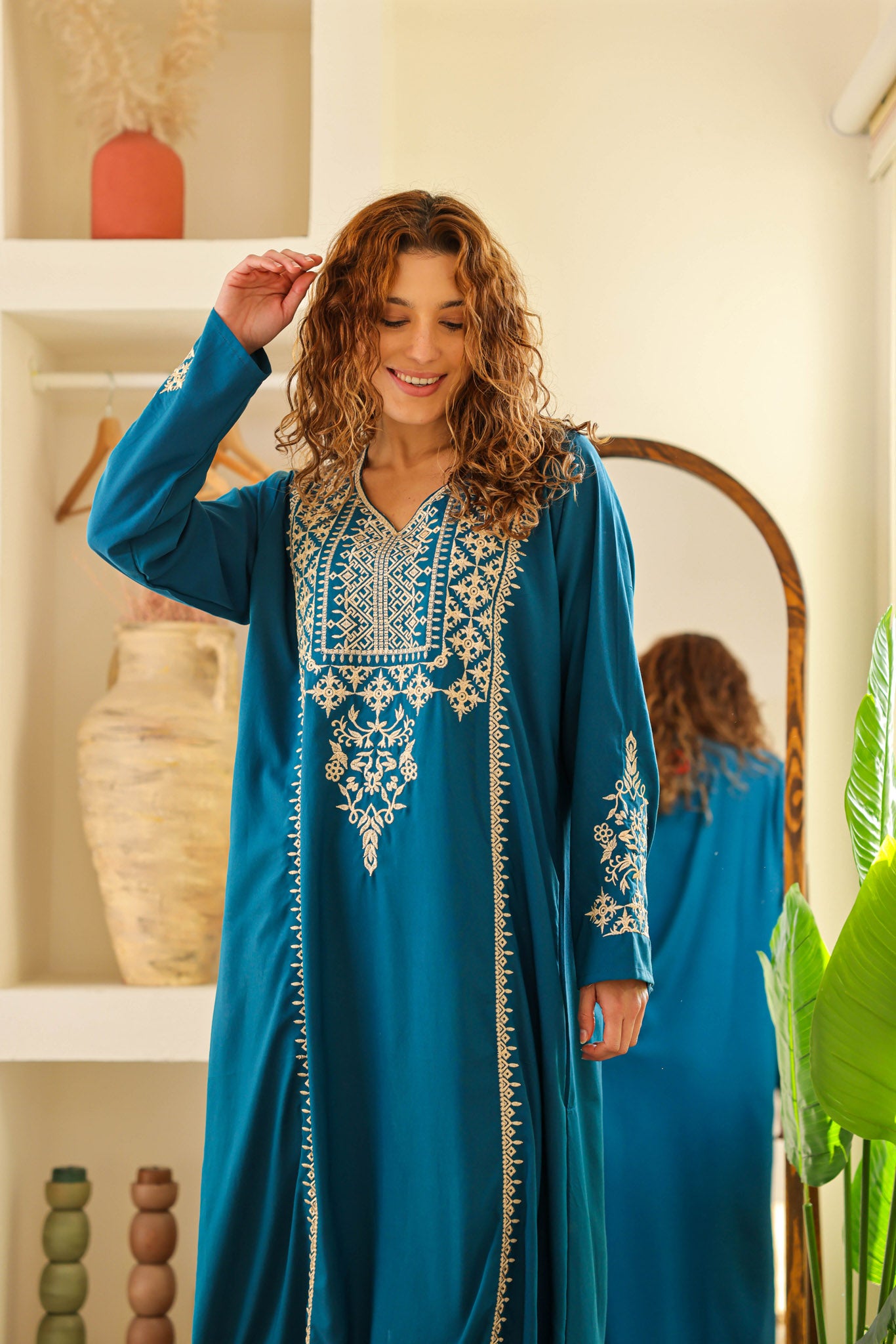 قميص داكرون ساده بكم مطرز