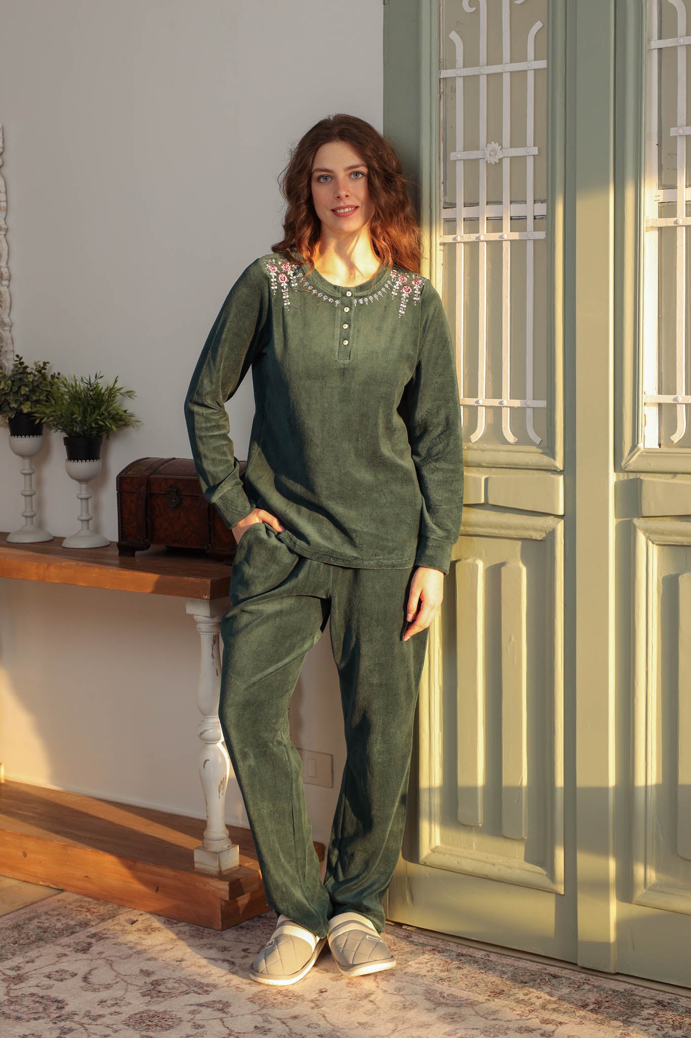 بيجاما قطيفه رقبه مدوره بمرد مطرز