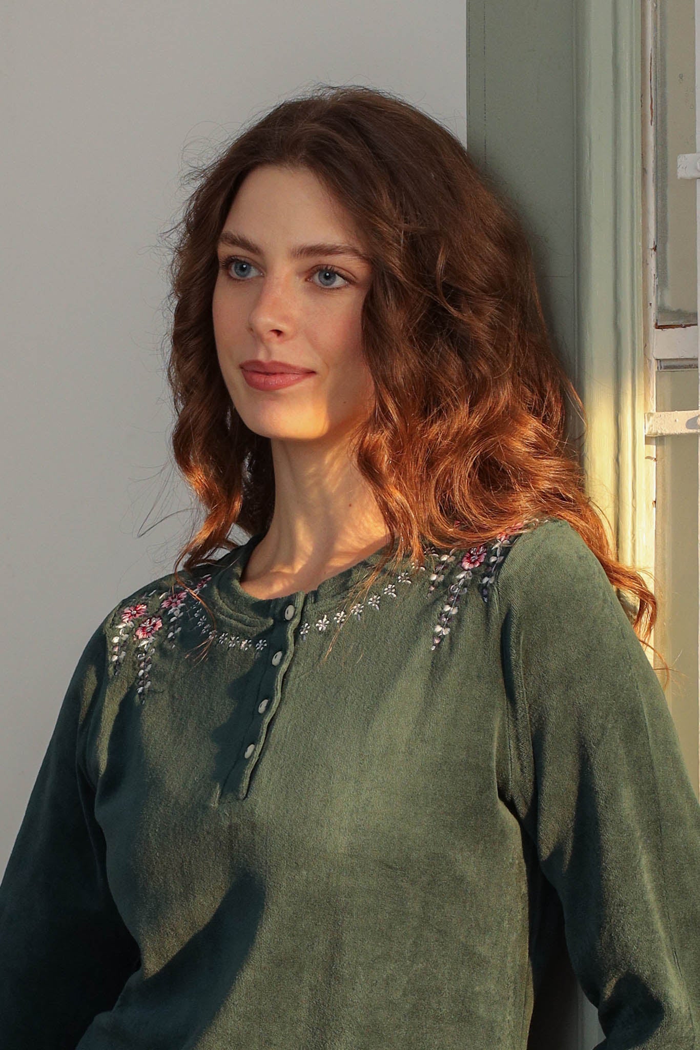 بيجاما قطيفه رقبه مدوره بمرد مطرز