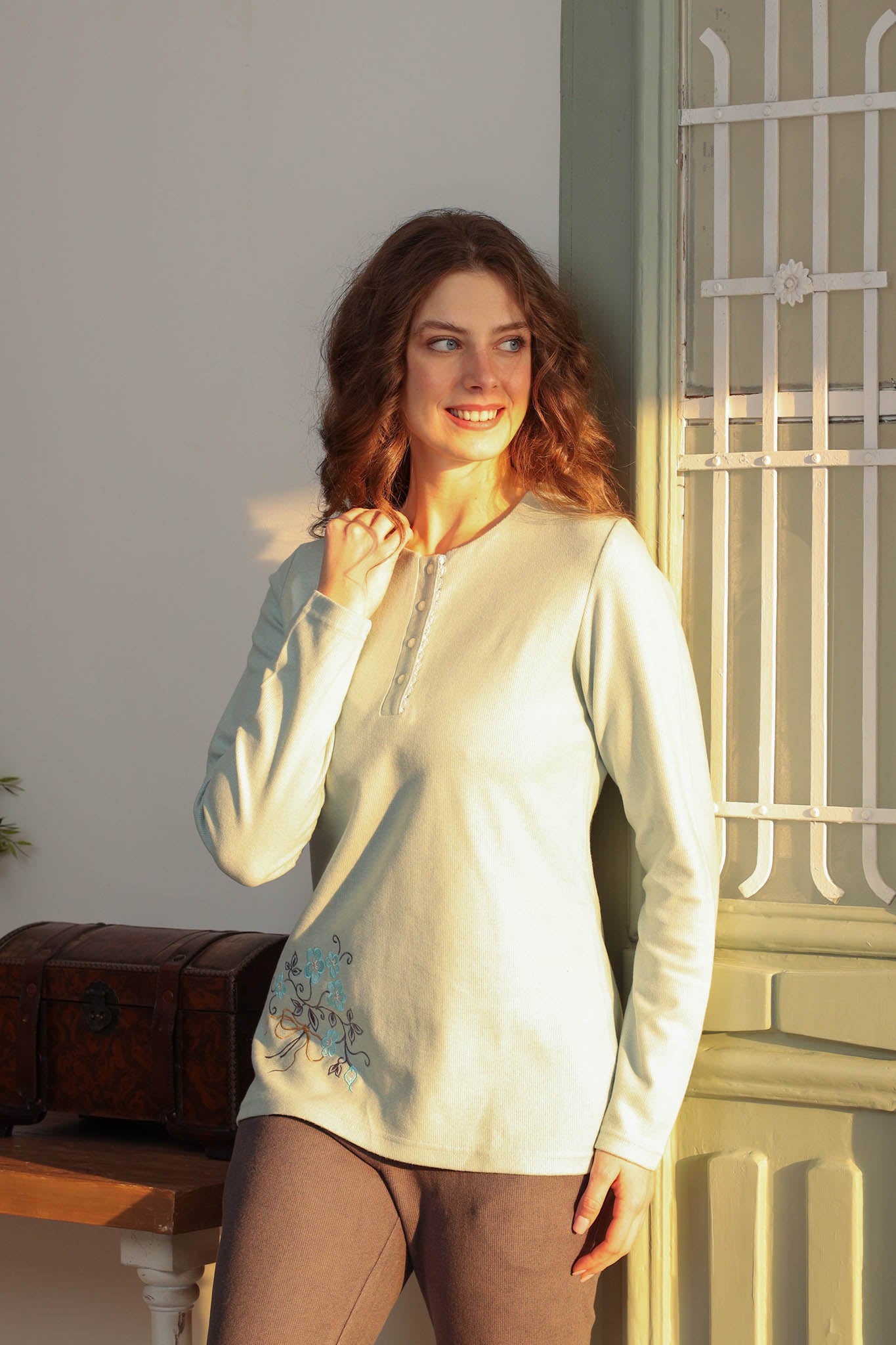 بيجاما كاشمير رقبه مدور بمرد وجبير مطرز