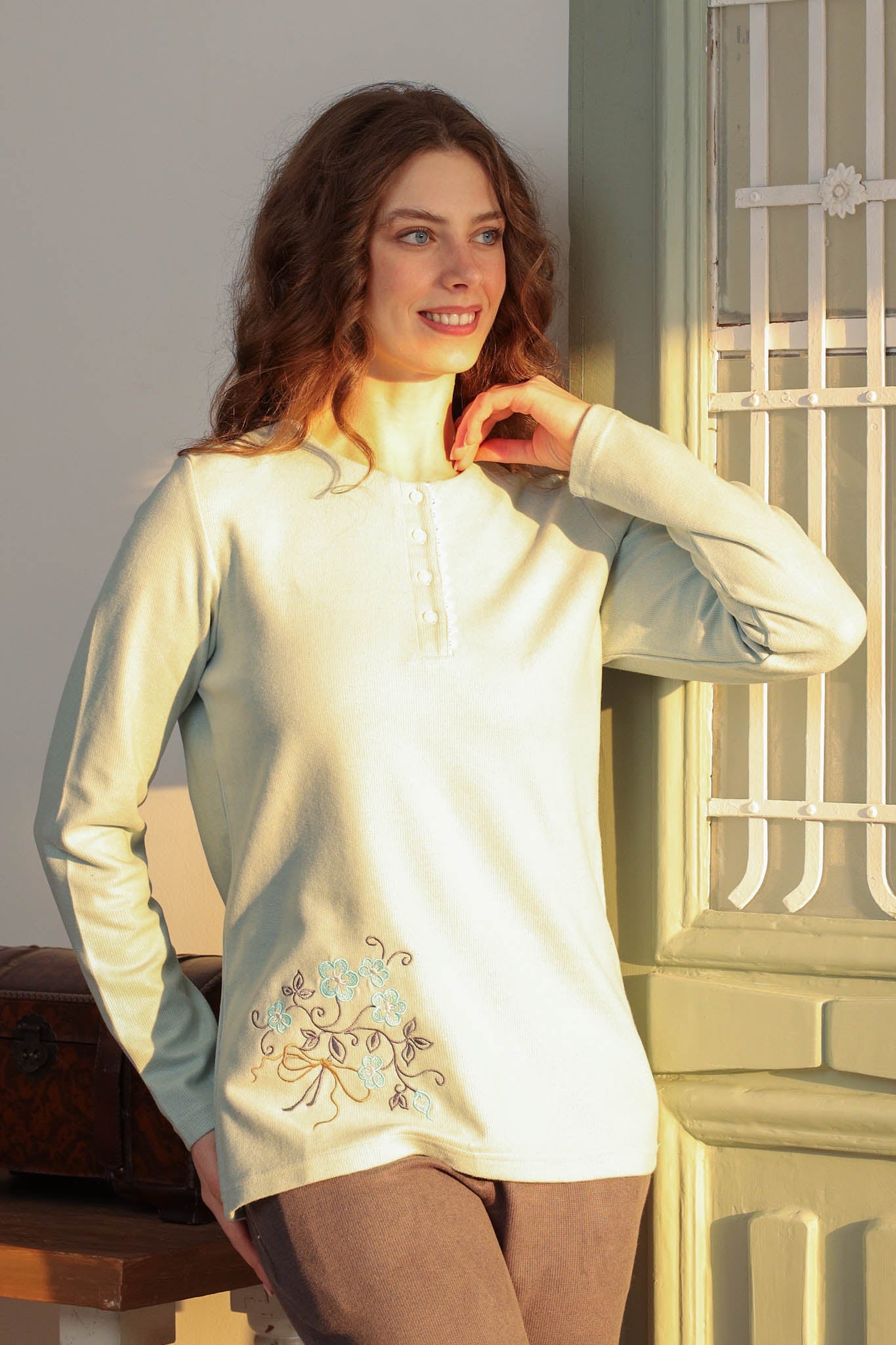 بيجاما كاشمير رقبه مدور بمرد وجبير مطرز