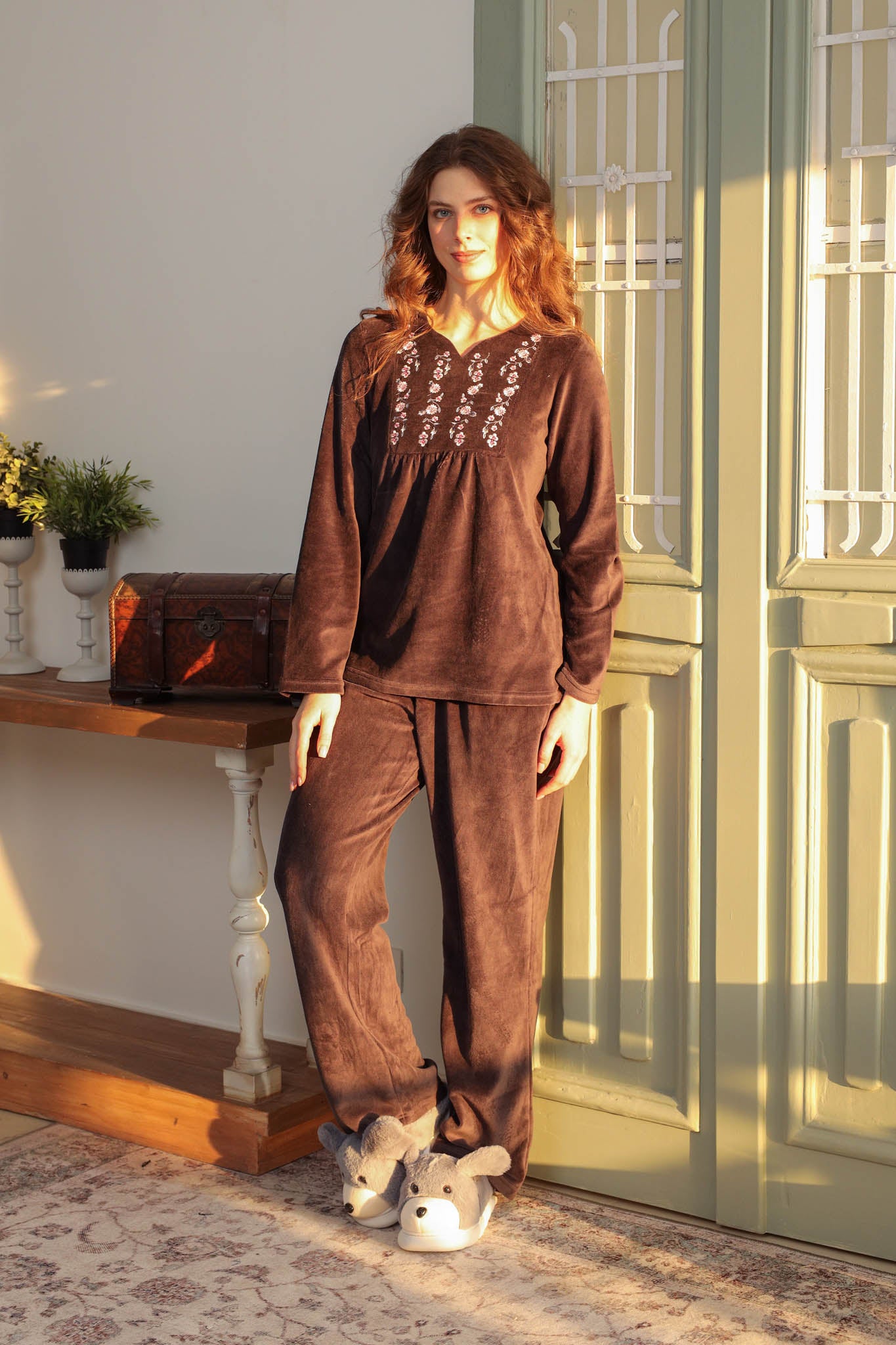 بيجاما قطيفه رقبه سبعه بسفره مطرز