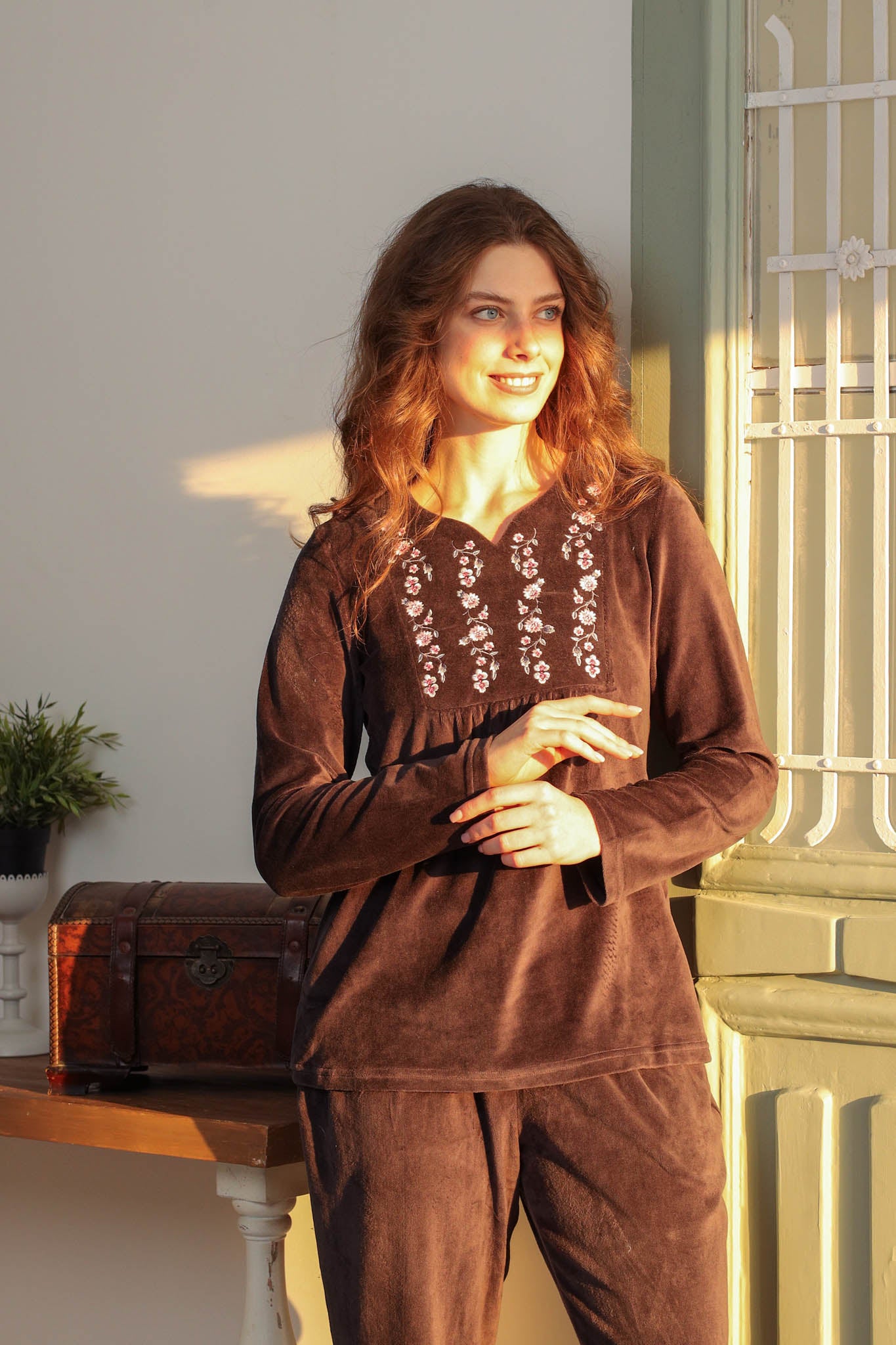 بيجاما قطيفه رقبه سبعه بسفره مطرز