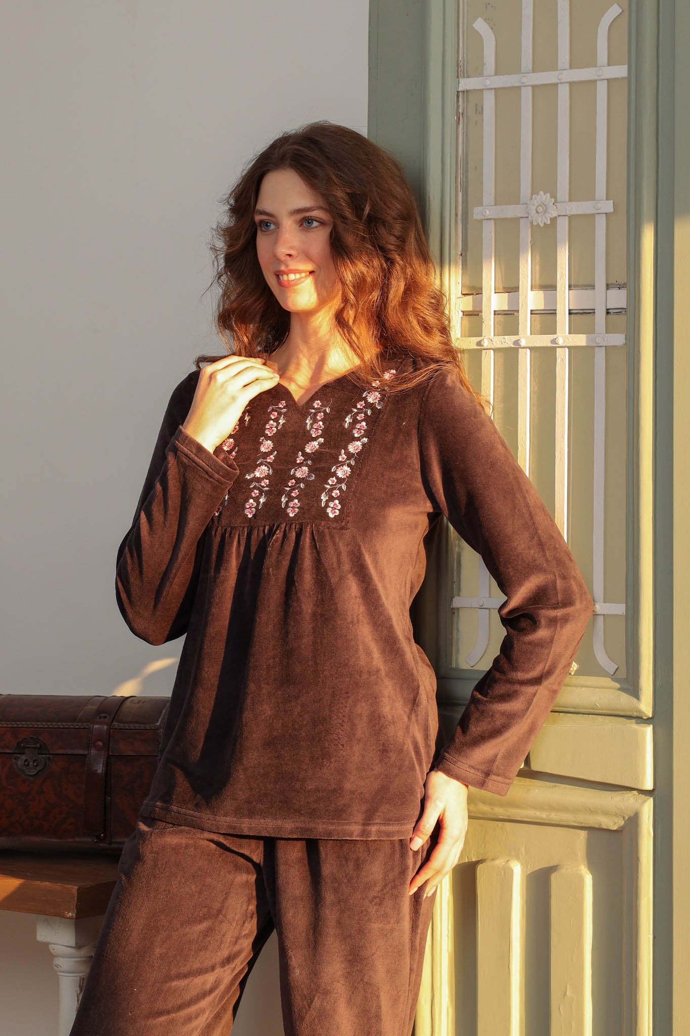 بيجاما قطيفه رقبه سبعه بسفره مطرز