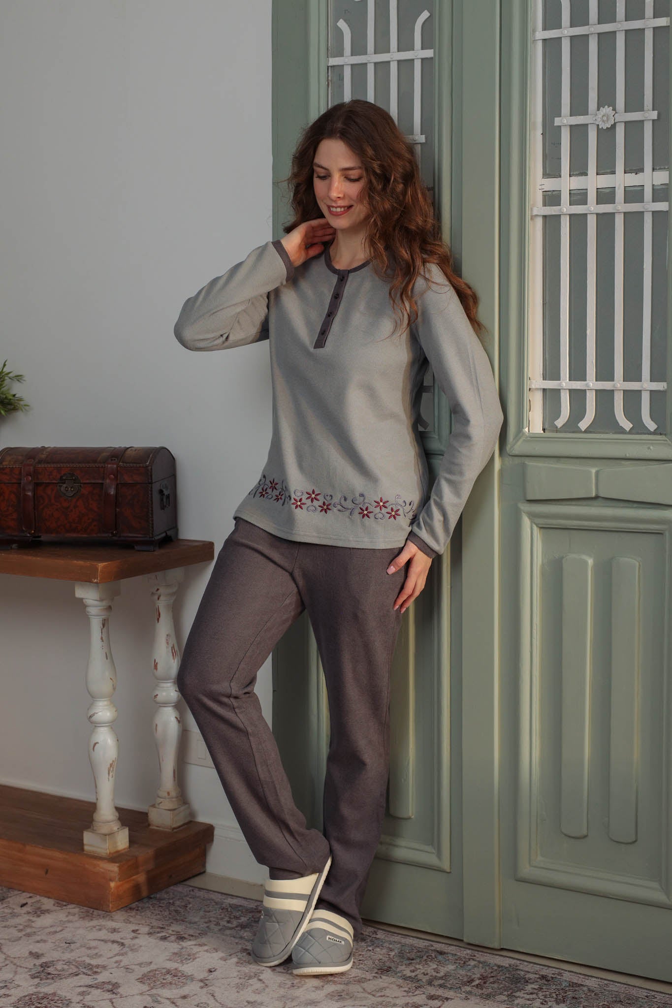 بيجاما كاشمير رقبه مدور بمرد مطرز