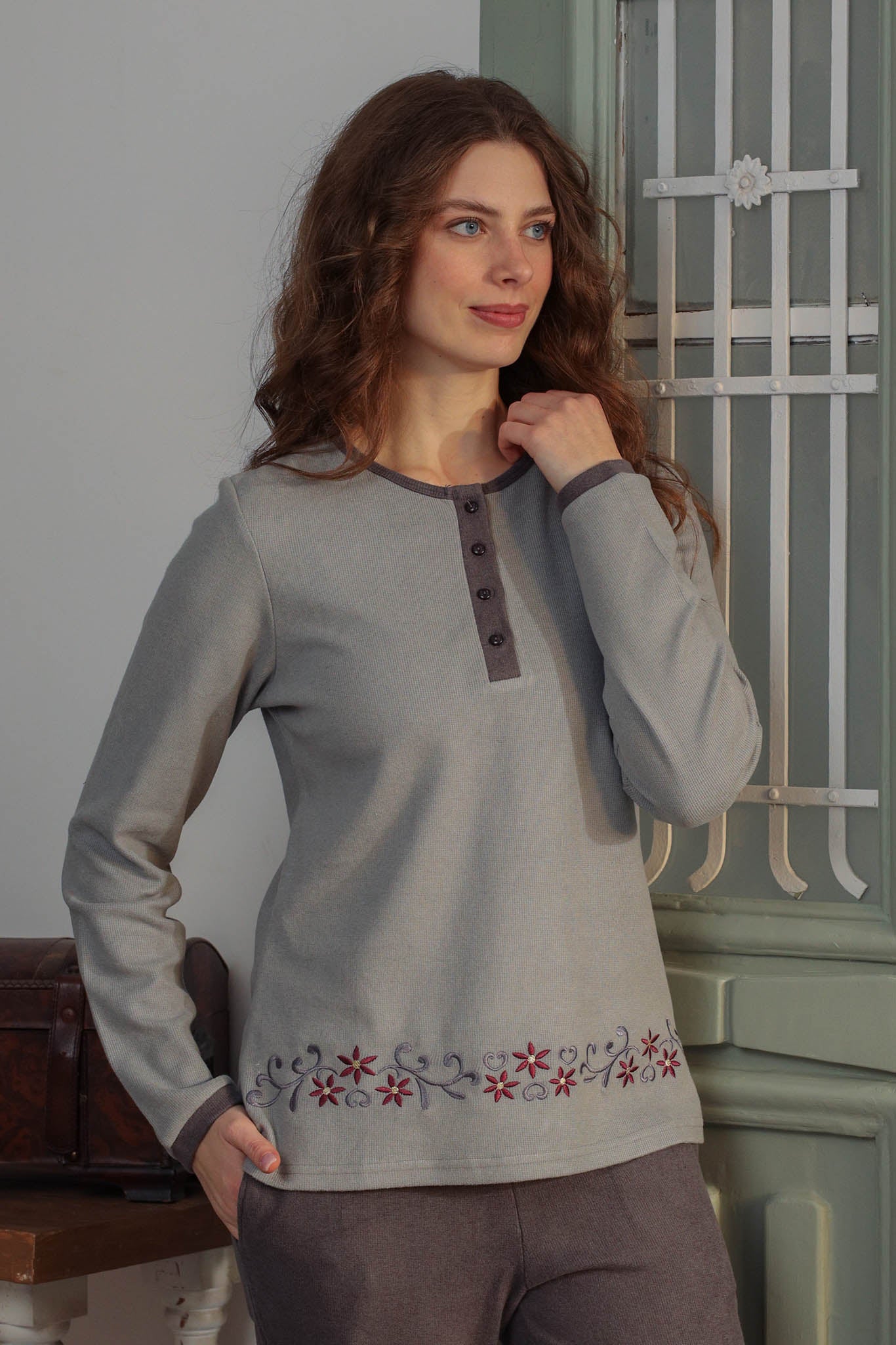 بيجاما كاشمير رقبه مدور بمرد مطرز