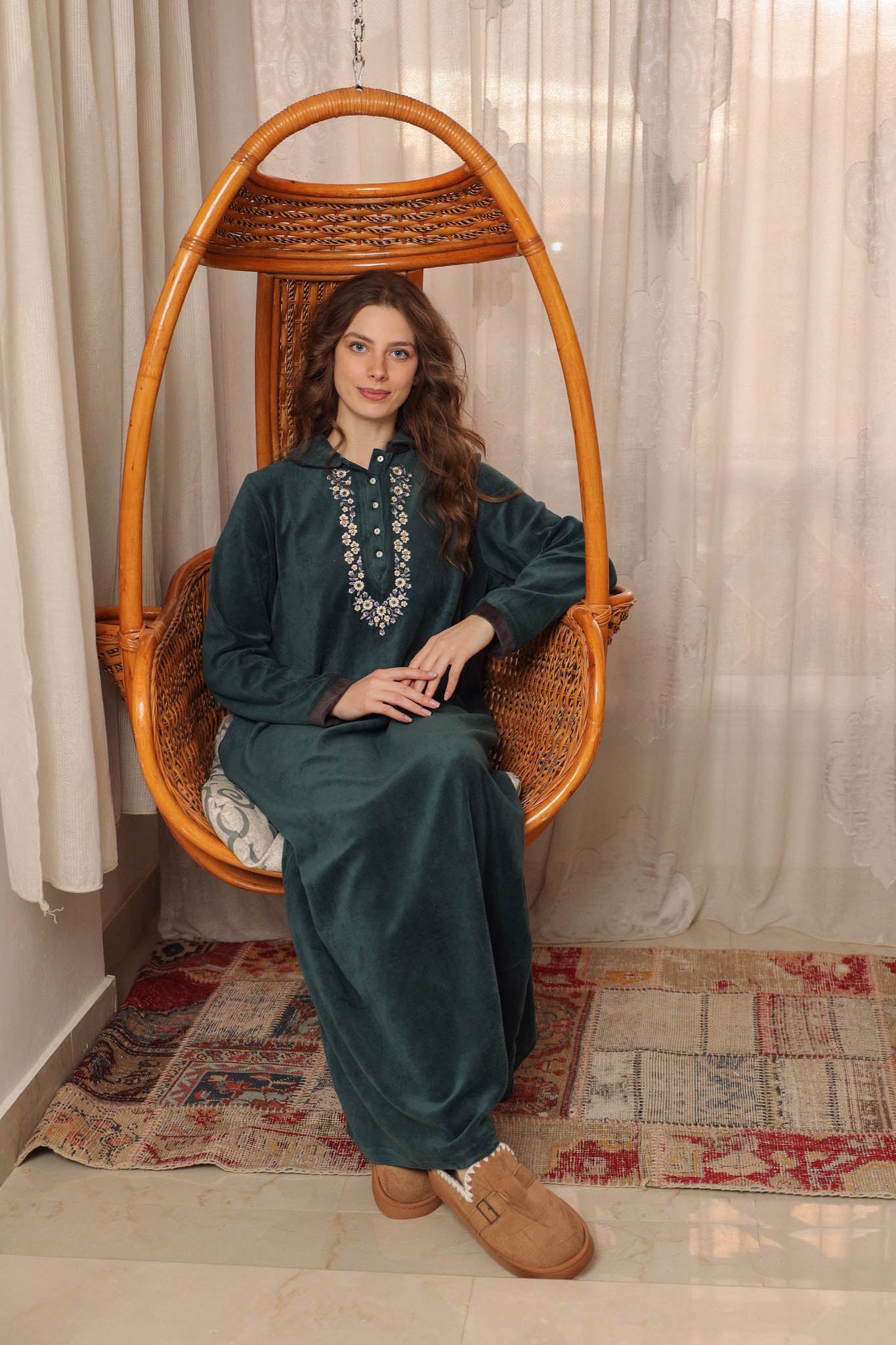 قميص قطيفه كوله ومرد مطرز