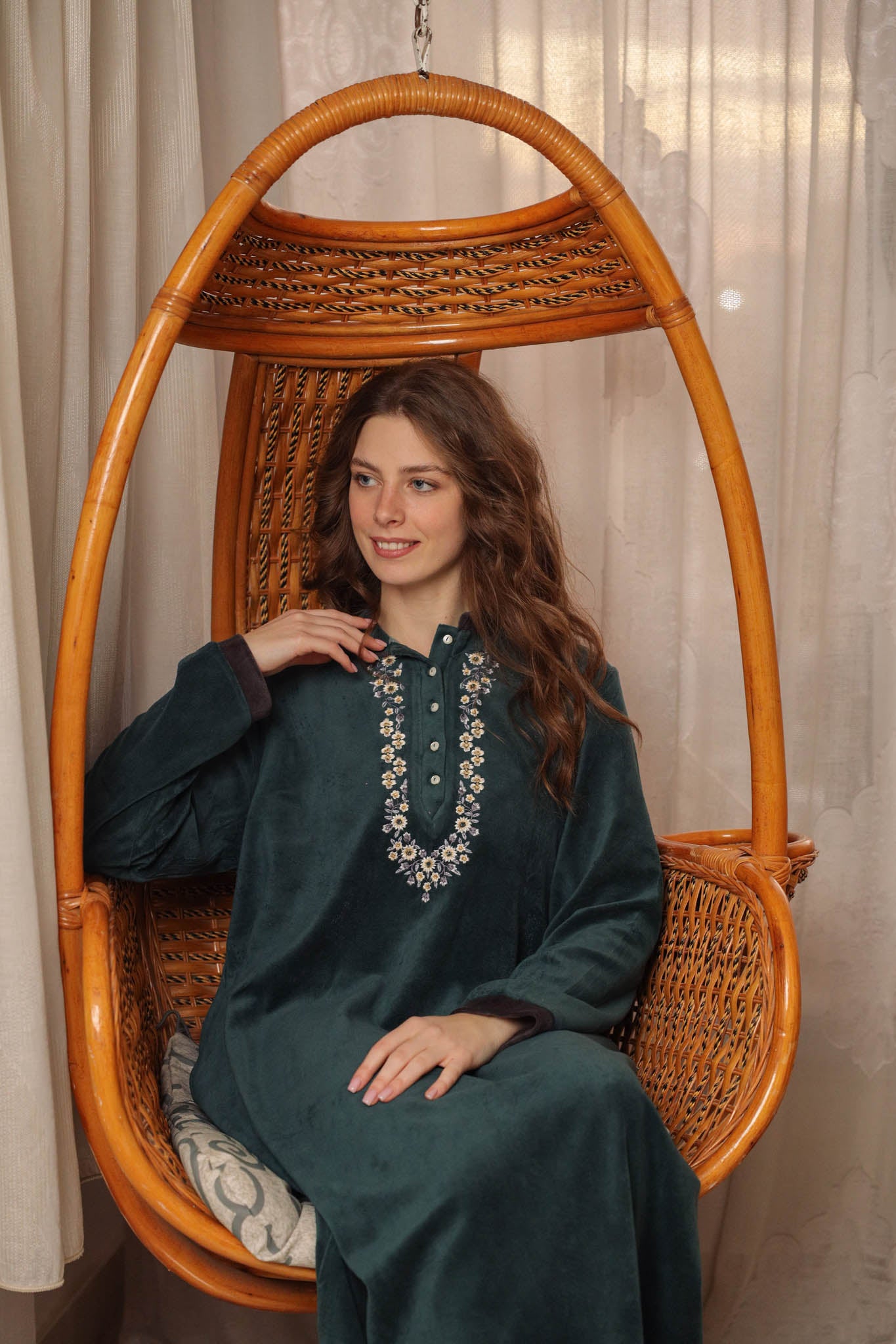 قميص قطيفه كوله ومرد مطرز