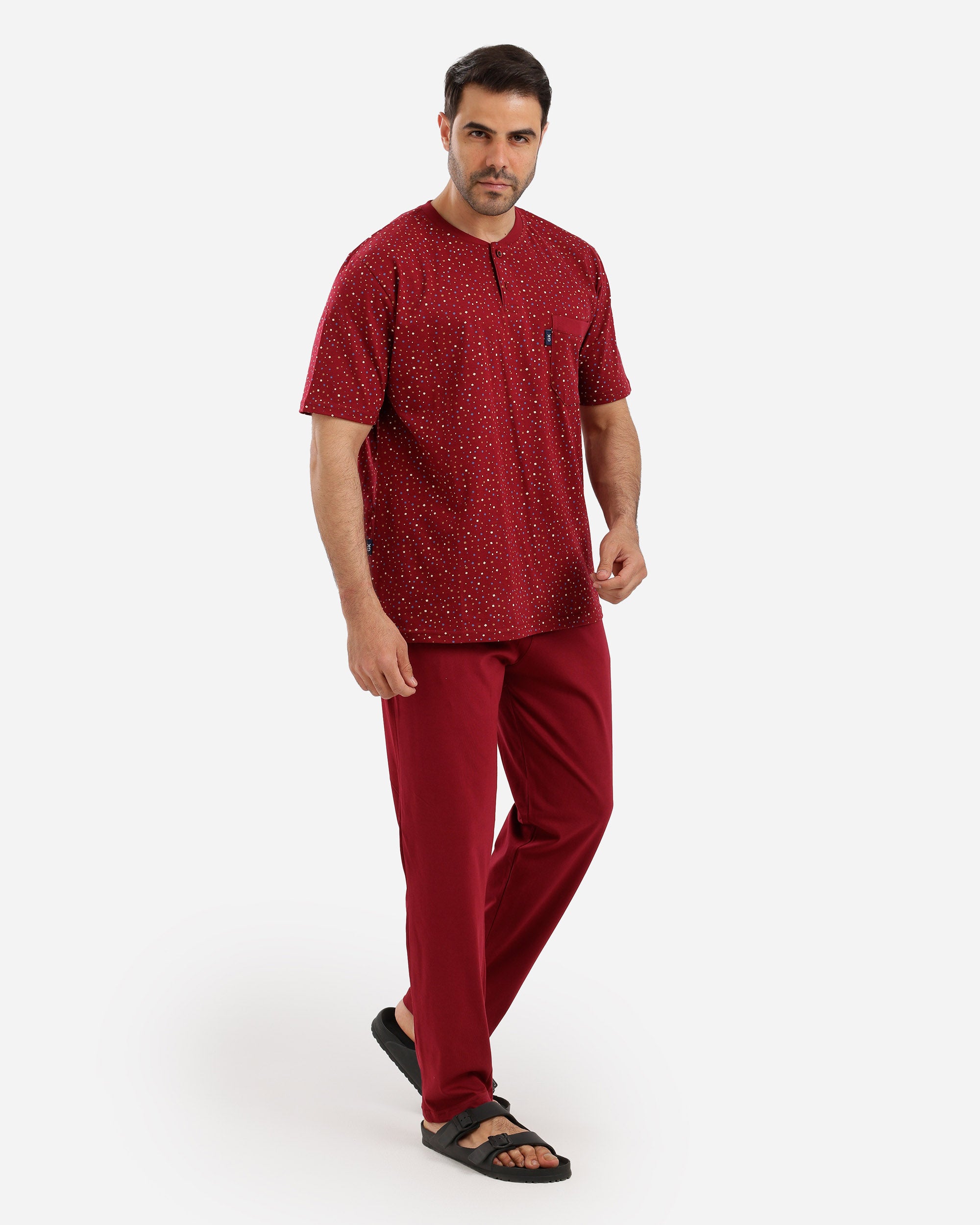 بيجاما نص كم منقط وجيب ع الصدر بنطلون ساده