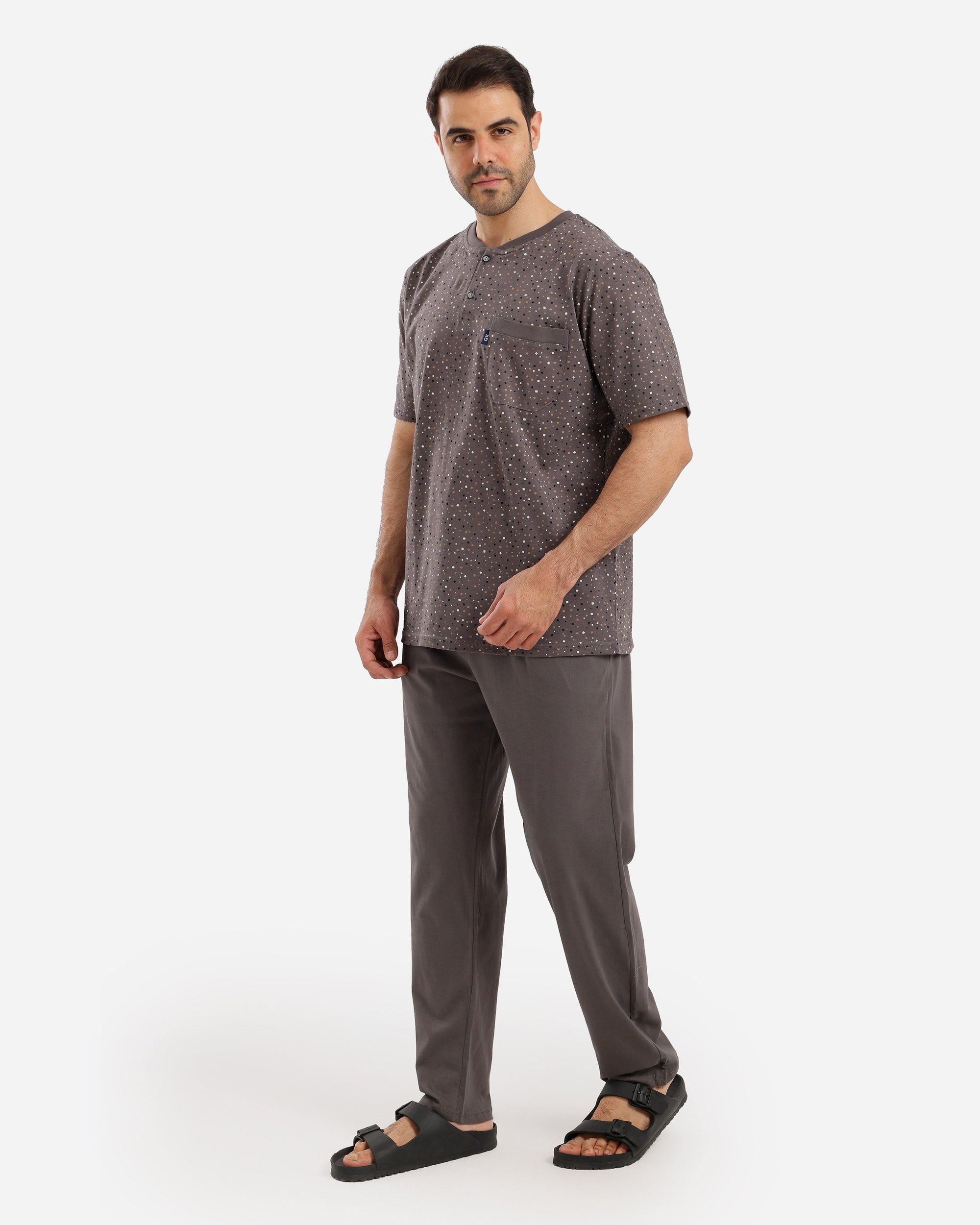 بيجاما نص كم منقط وجيب ع الصدر بنطلون ساده