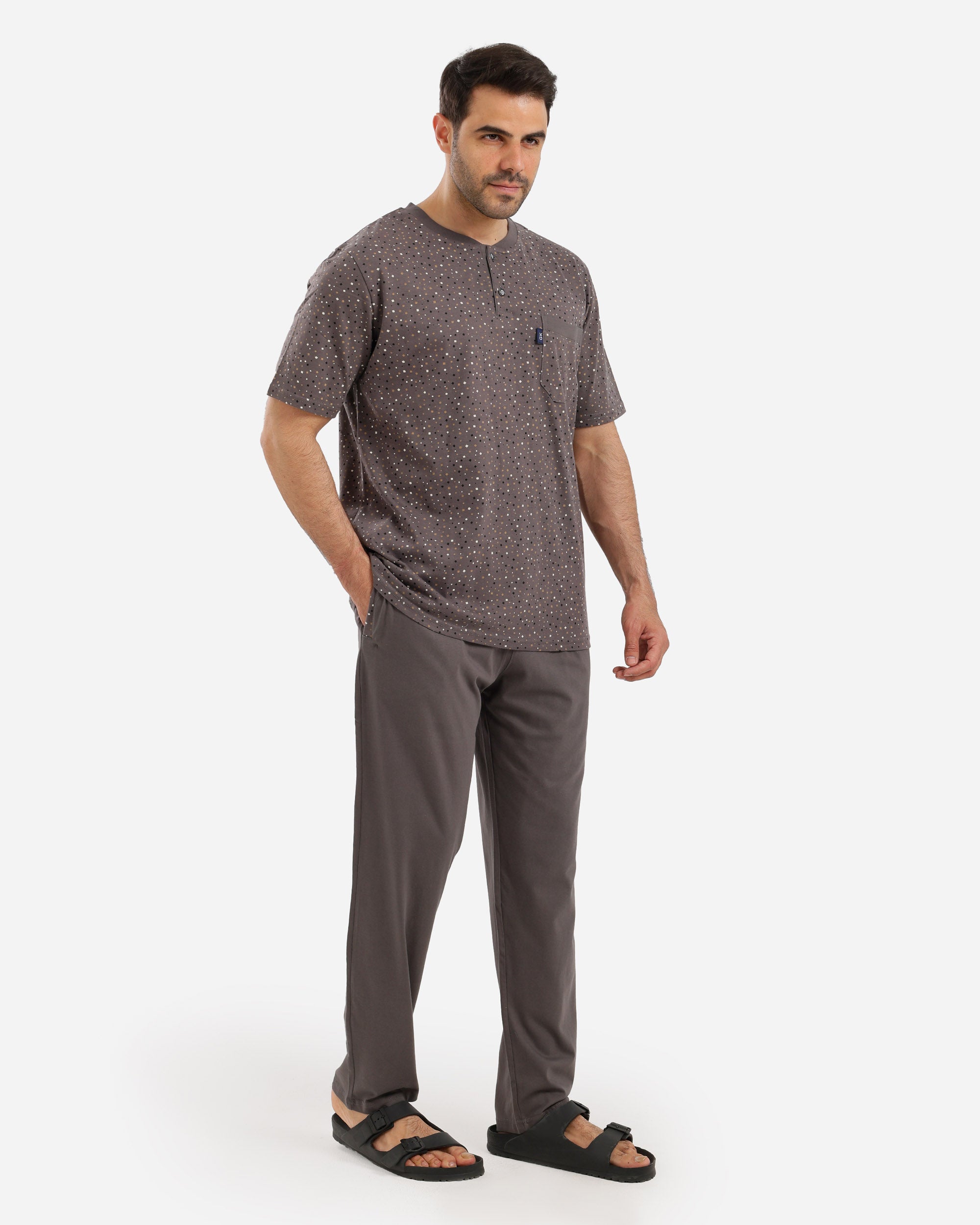 بيجاما نص كم منقط وجيب ع الصدر بنطلون ساده