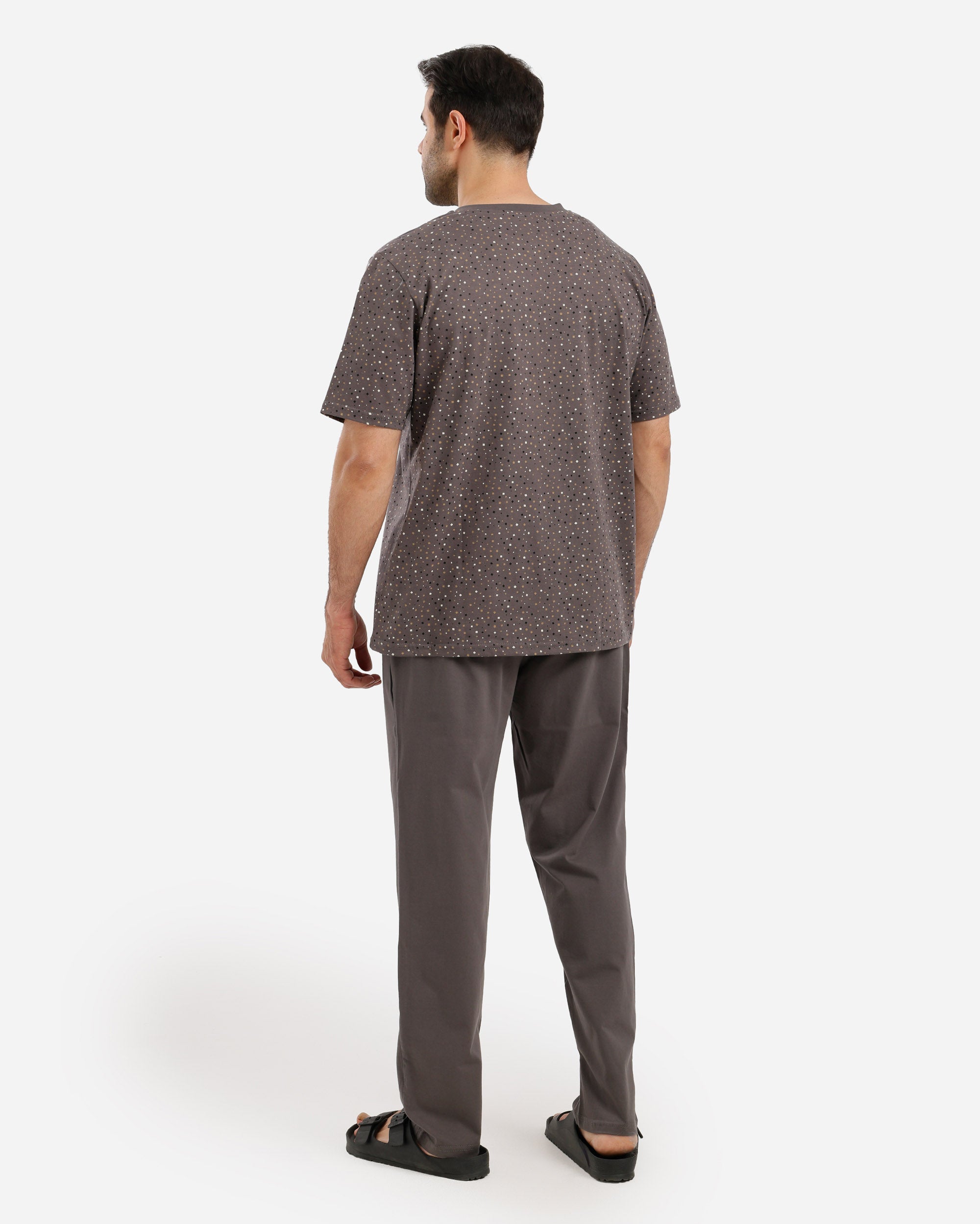 بيجاما نص كم منقط وجيب ع الصدر بنطلون ساده